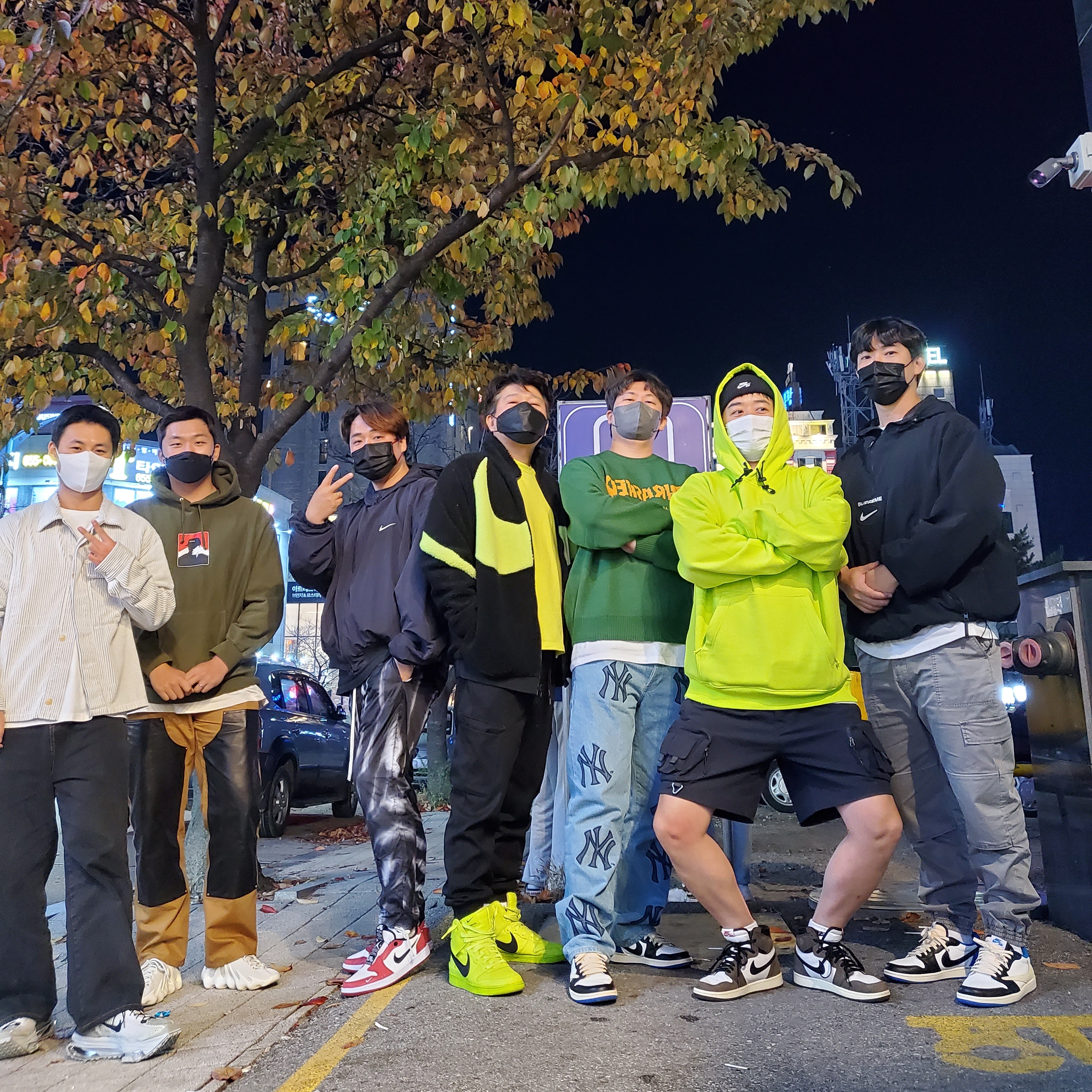 Jordan 1 x Travis Scott x Fragment Retro Low OG SP Military Blue, Jordan 1 x Travis Scott Retro High OG SP Mocha 착용 스타일 - 2