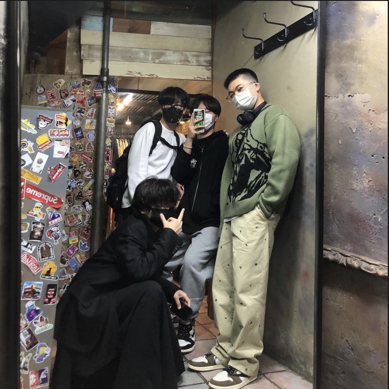 Jordan 1 x Travis Scott Retro High OG SP Mocha, Stussy Stock DSM London Hoodie Black 2021 착용 스타일