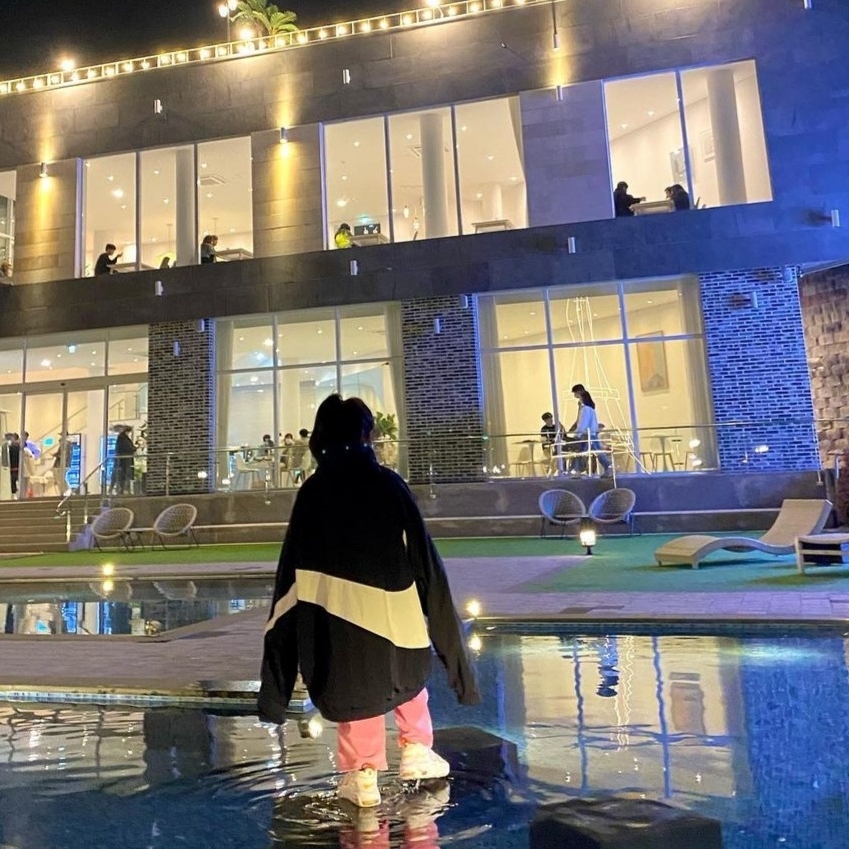 Essentials 3D Silicon Applique Pullover Hoodie Dark Slate/Black 2020, Adidas Yeezy 500 Blush 2018 착용 스타일 - 2