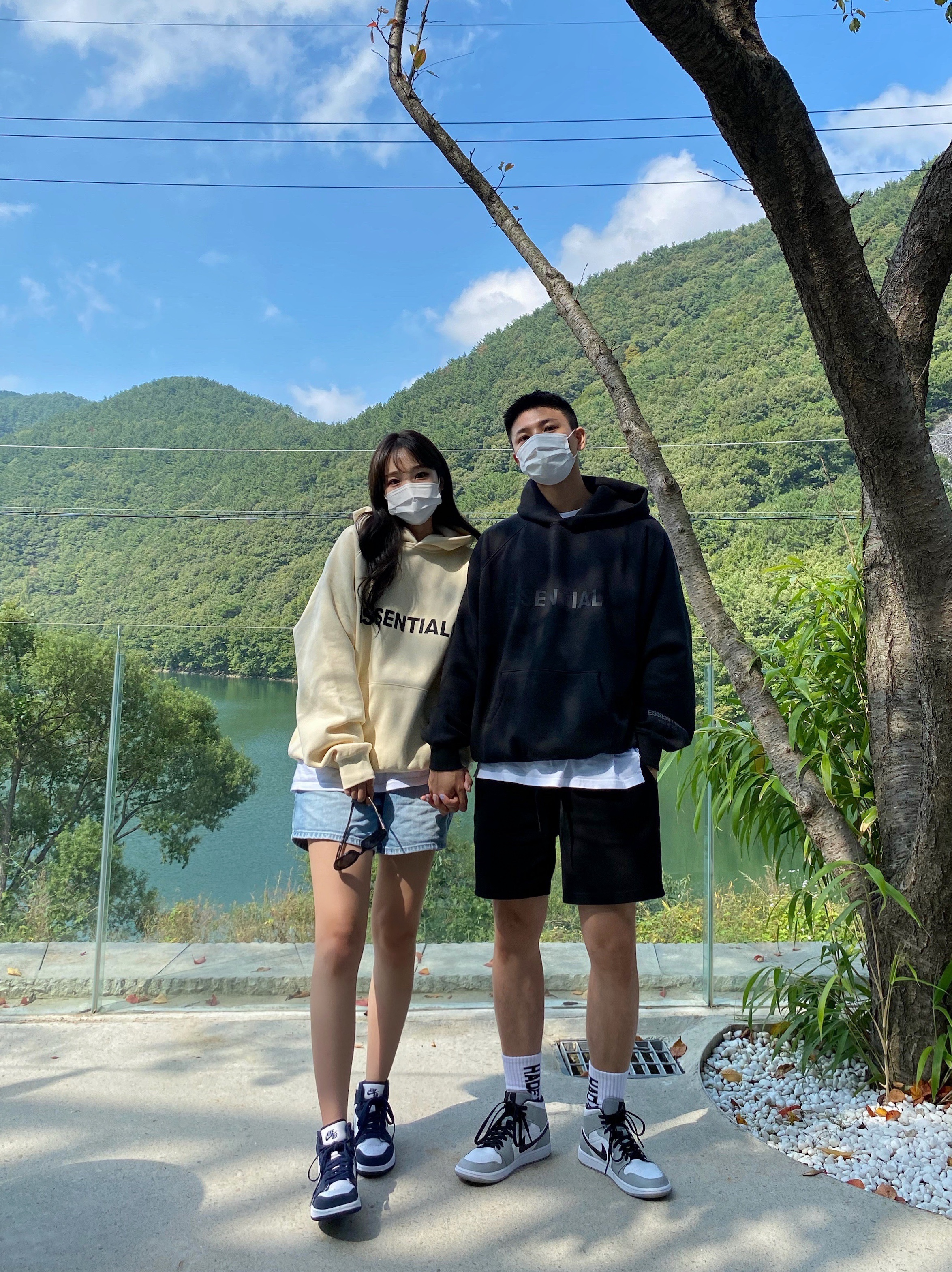 Essentials 3D Silicon Applique Pullover Hoodie Dark Slate/Black 2020, Essentials 3D Silicon Applique Pullover Hoodie Buttercream 2020 착용 스타일