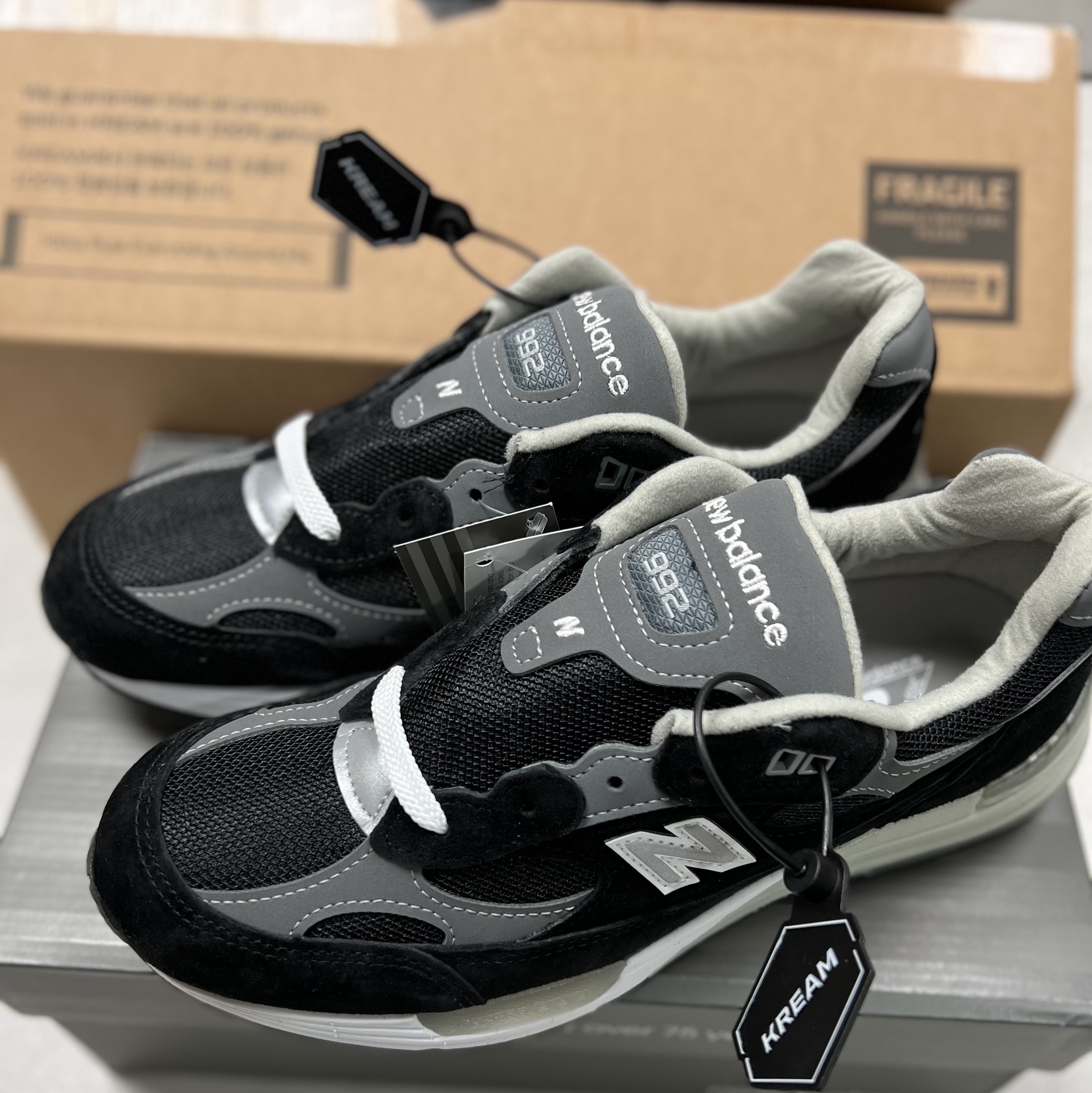 New Balance 992 Made in USA Black Grey, New Balance 992 Made in USA Grey - D Standard 착용 스타일 - 1