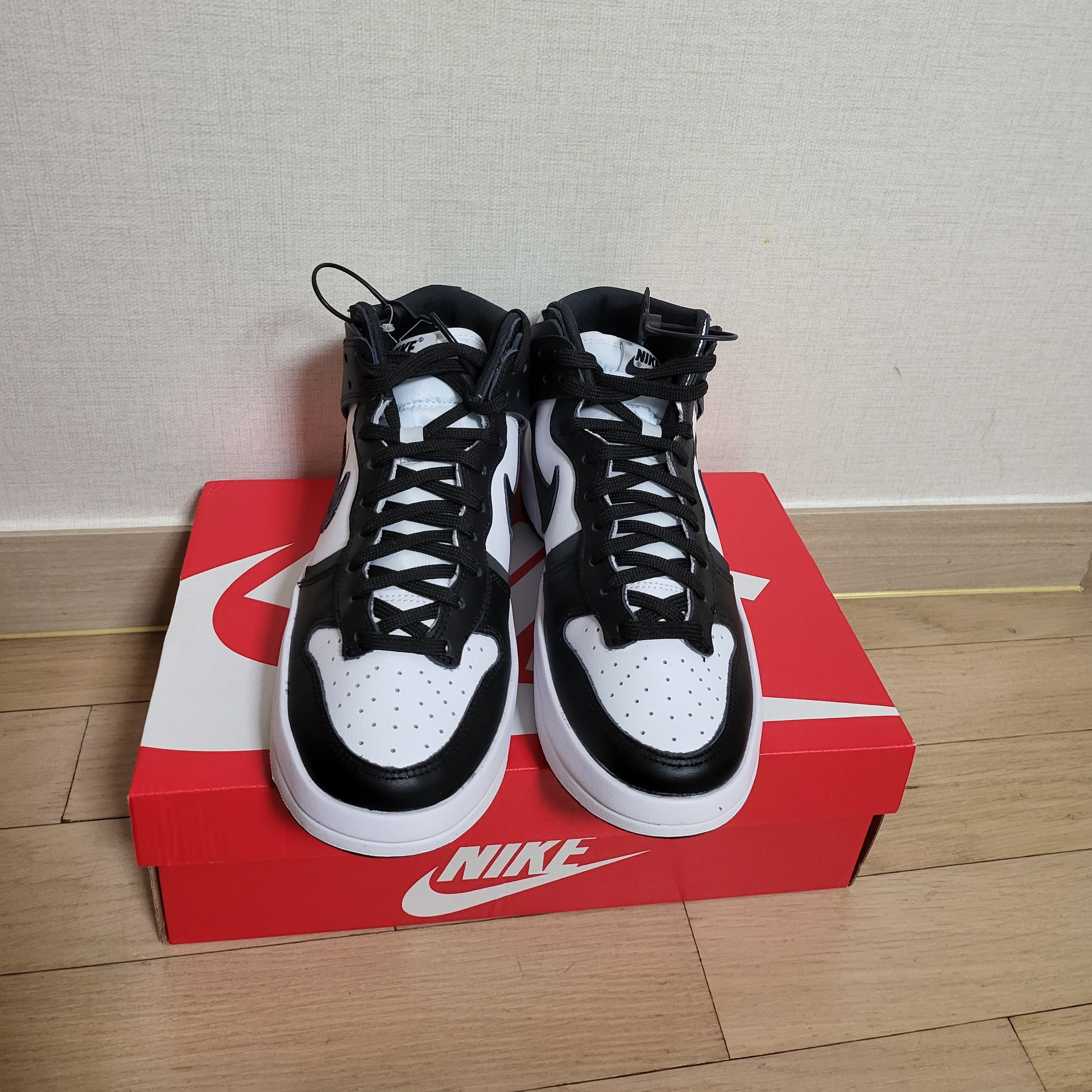 (W) Nike Dunk High Up Black and White 착용 스타일 - 2