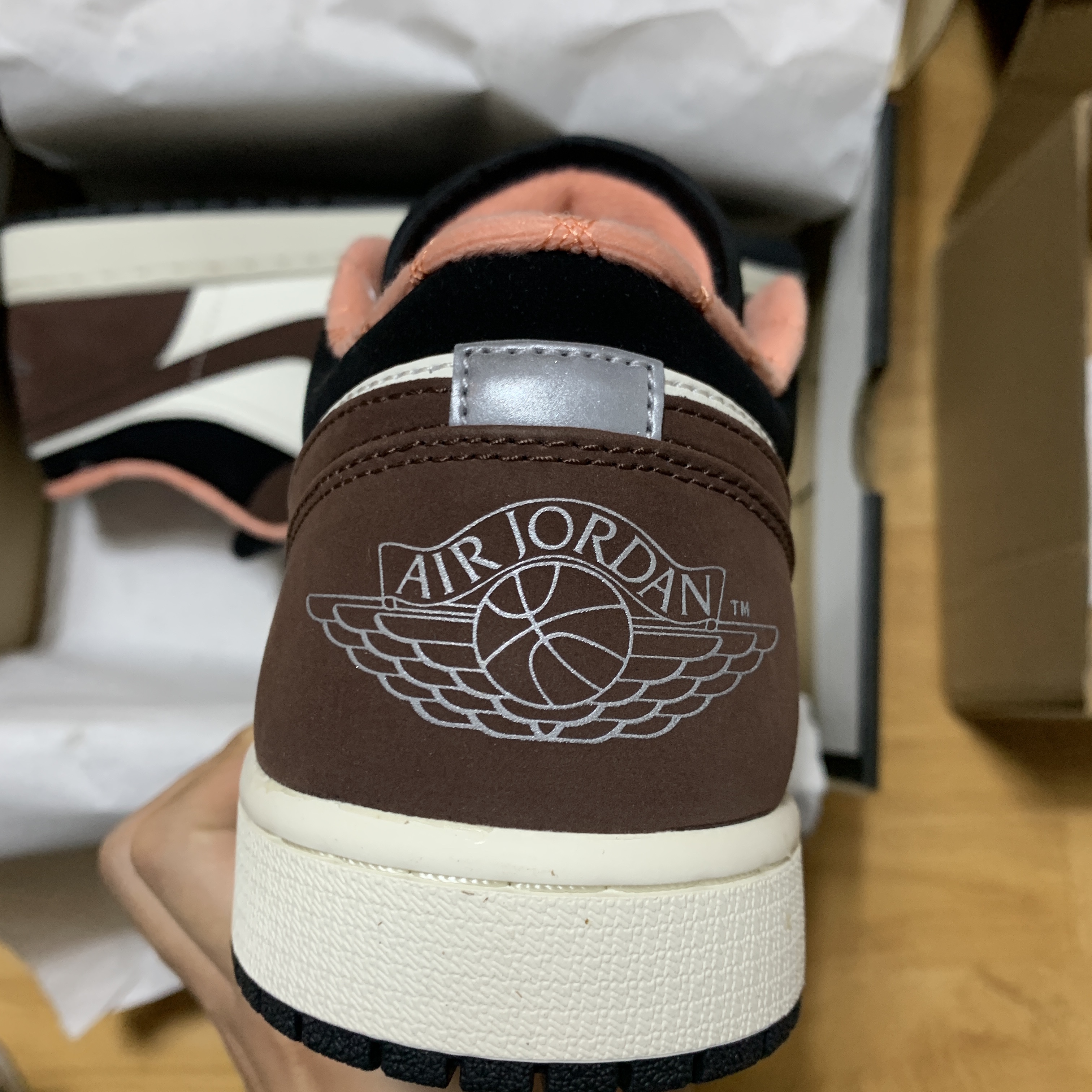 Jordan 1 Low SE Chocolate Bliss 착용 스타일 - 3