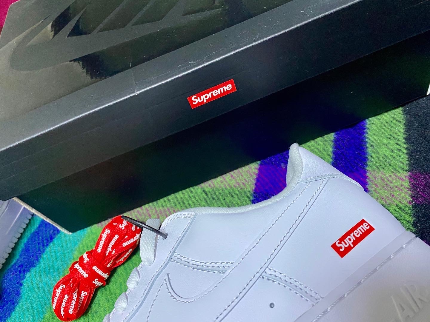 Nike x Supreme Air Force 1 Low White 착용 스타일 - 2