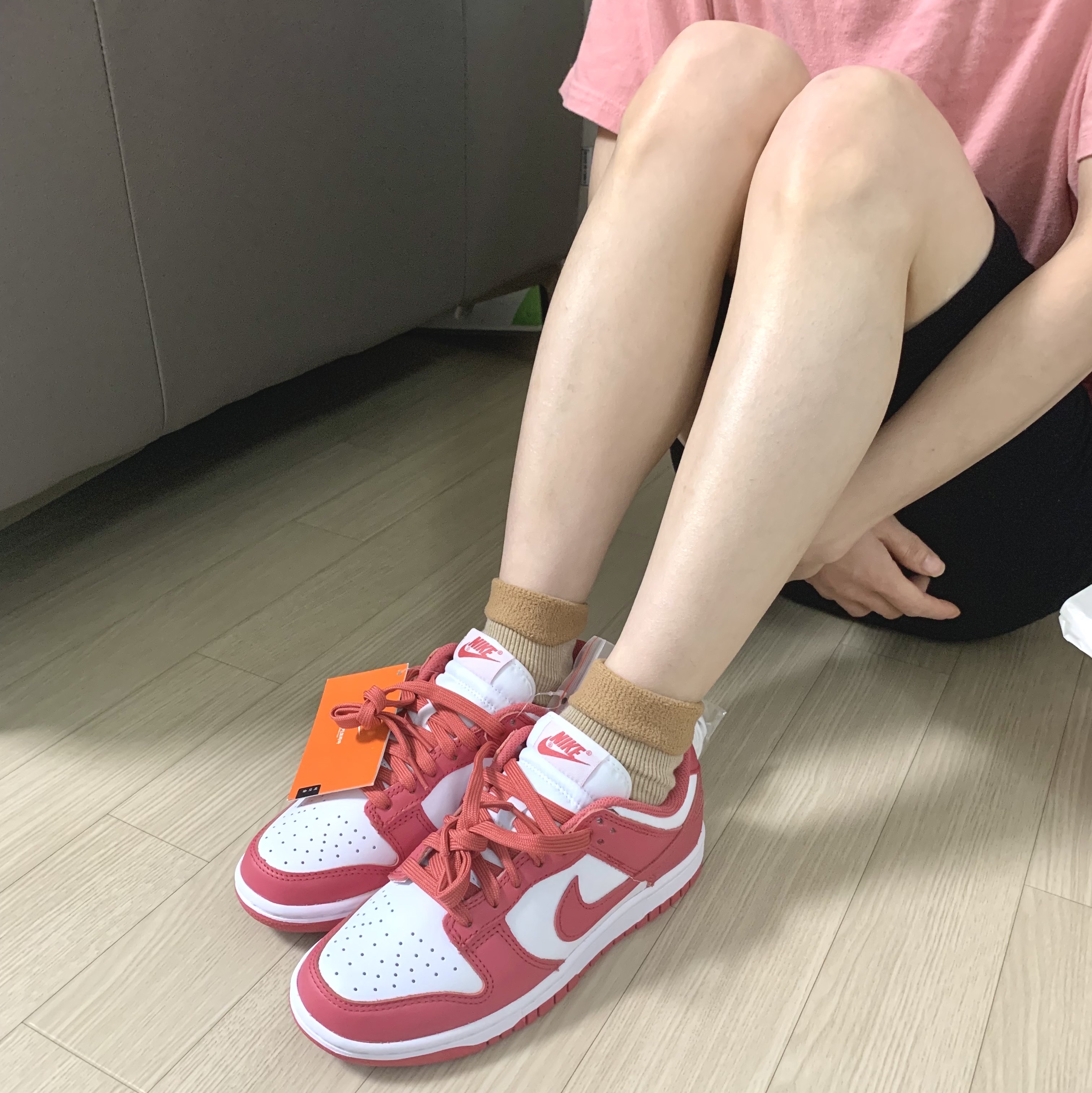 (W) Nike Dunk Low Archeo Pink, (W) Nike Dunk Low Black 착용 스타일 - 1