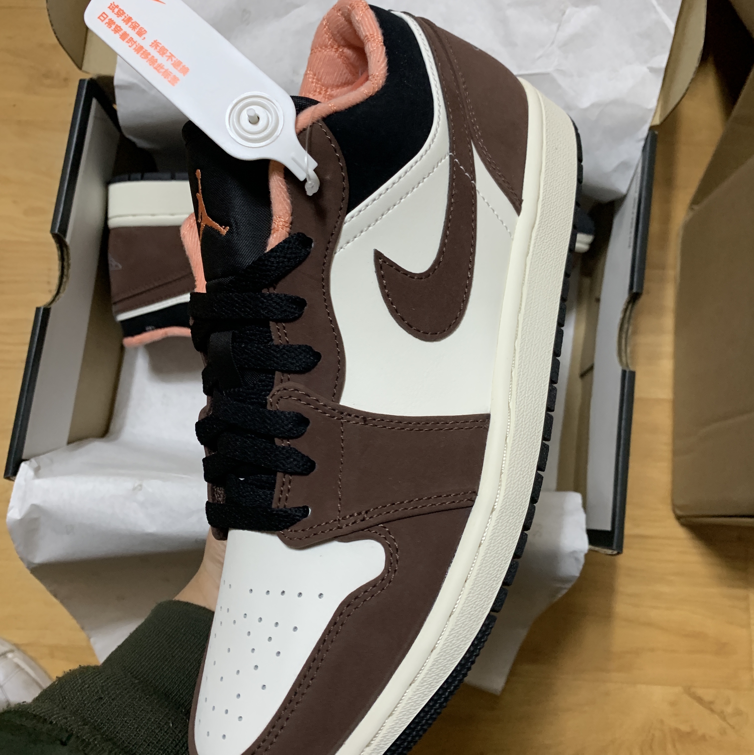 Jordan 1 Low SE Chocolate Bliss 착용 스타일 - 2