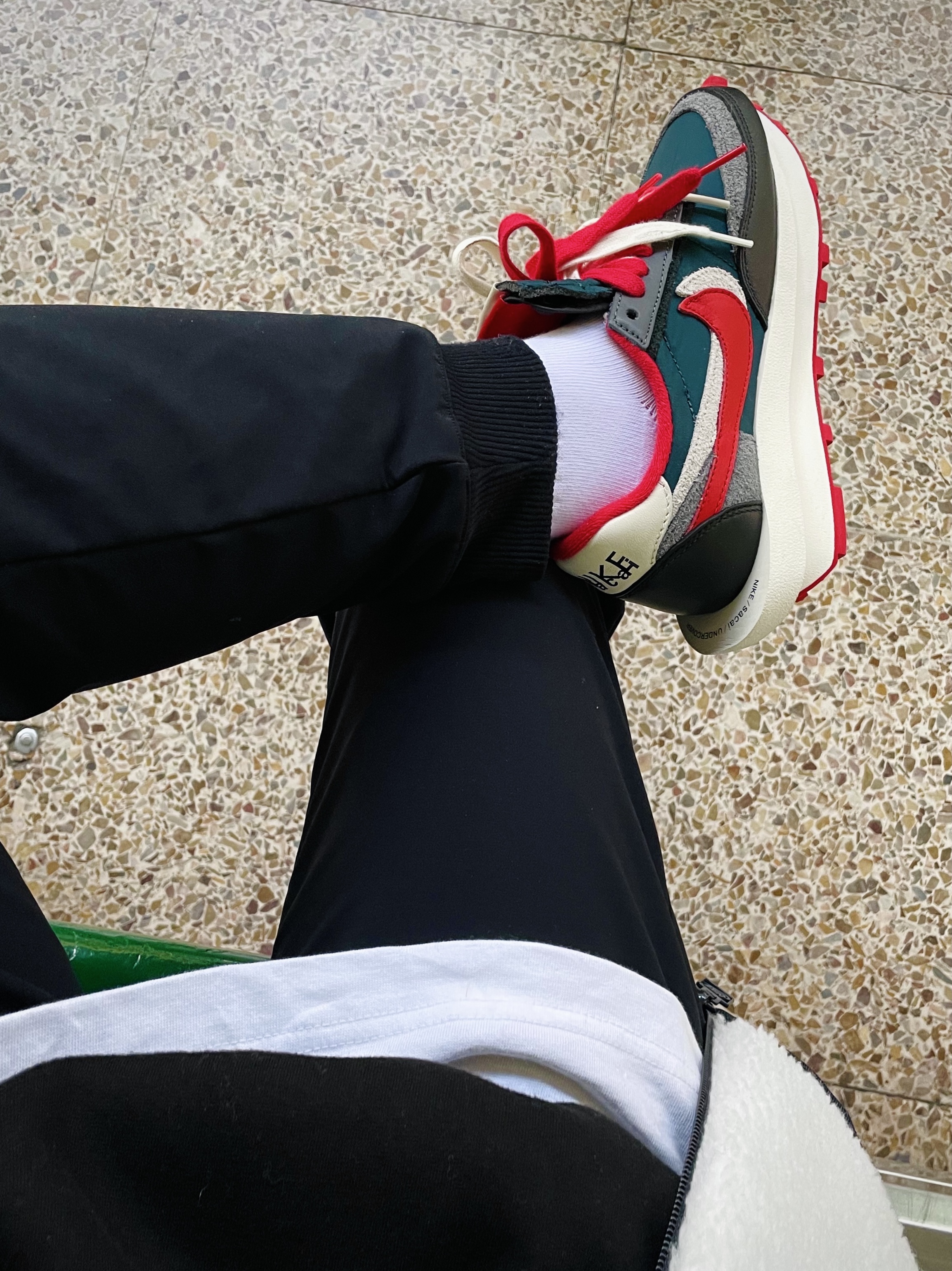 Nike x Sacai x Undercover LDWaffle Midnight Spruce University Red 착용 스타일