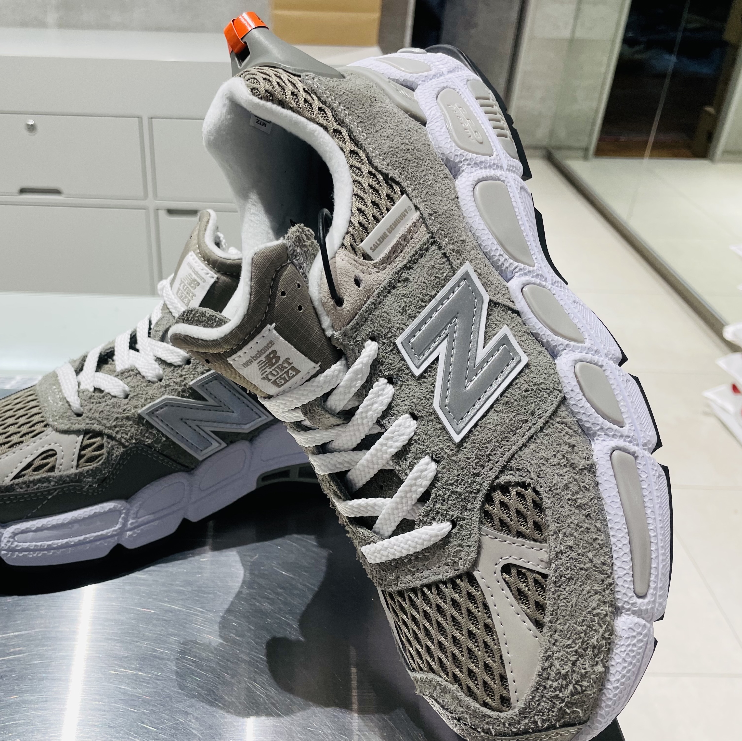 New Balance x Salehe Bembury 574 Yurt Shark Skin 착용 스타일 - 2