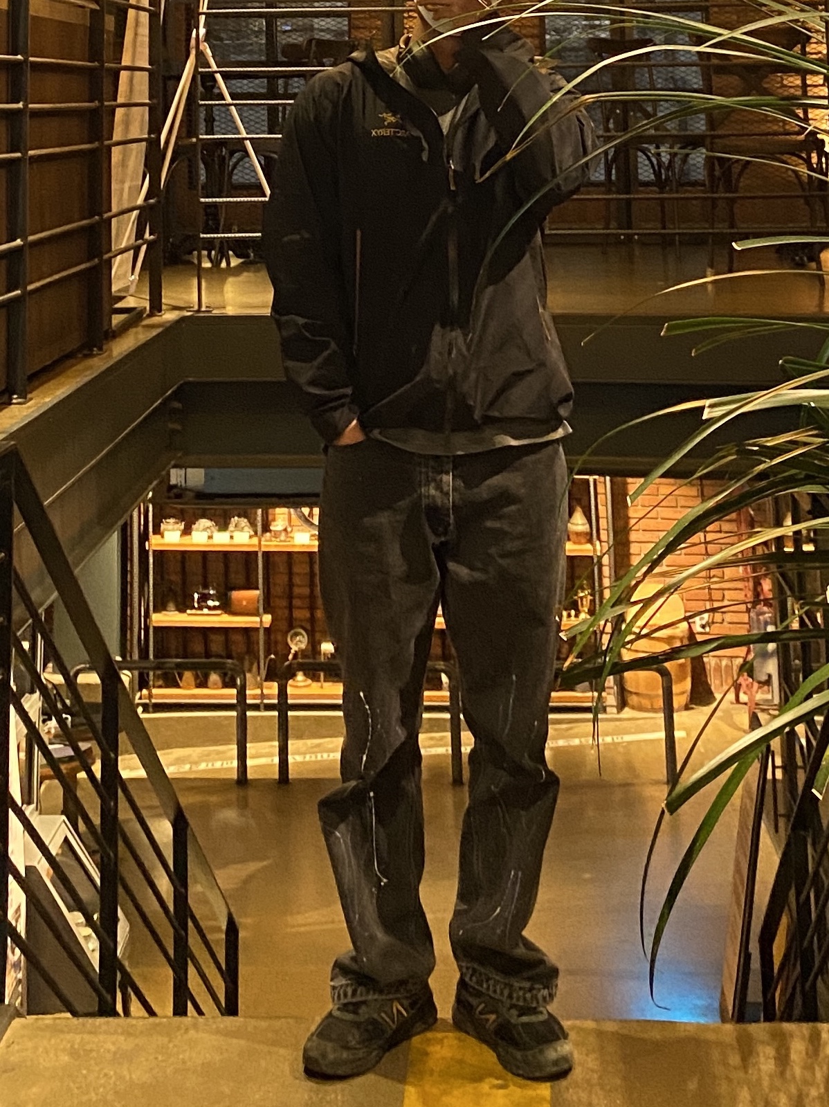 Arc'teryx x Beams Zeta SL Jacket Black Gold 착용 스타일 - 2
