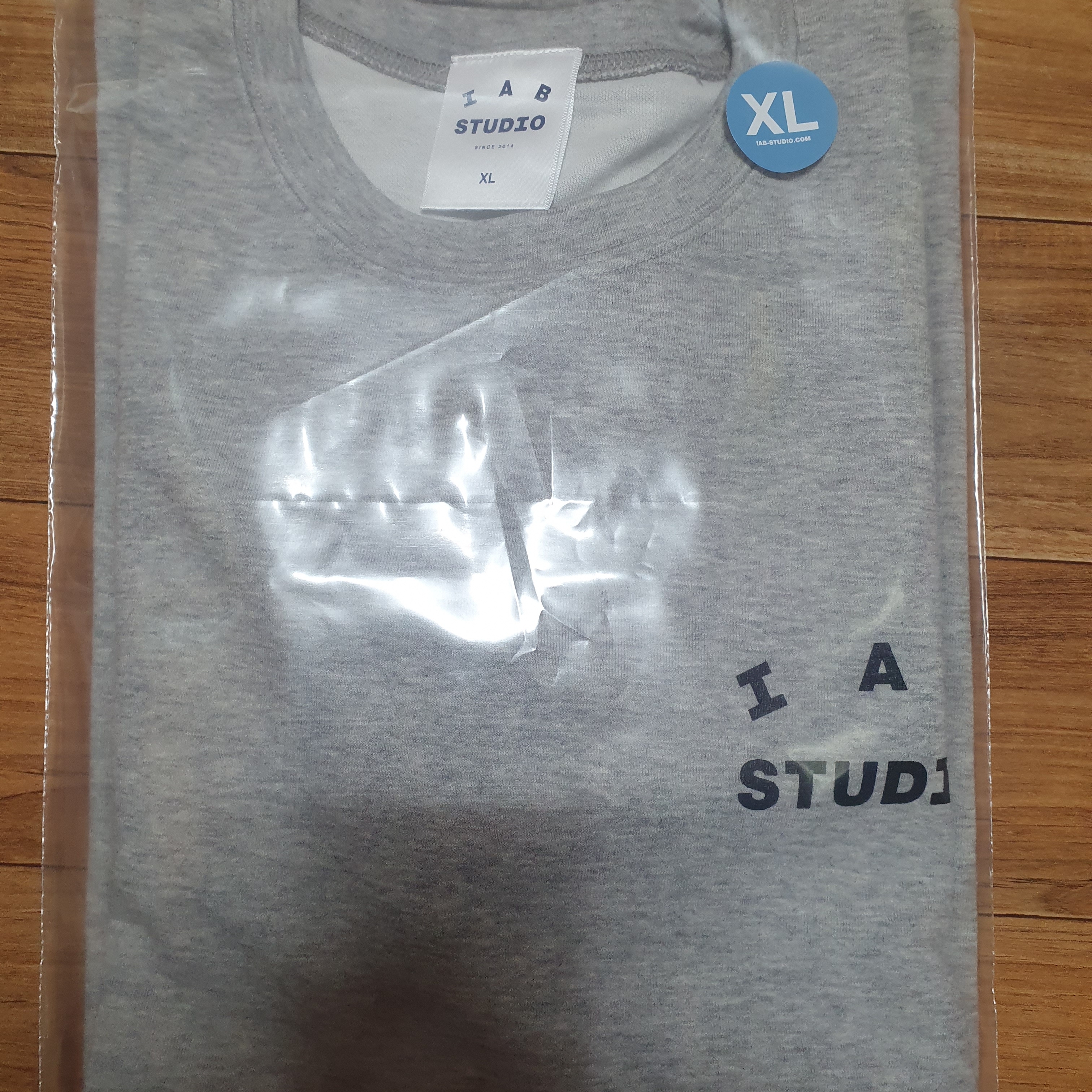 IAB Studio Long Sleeve Gray 착용 스타일