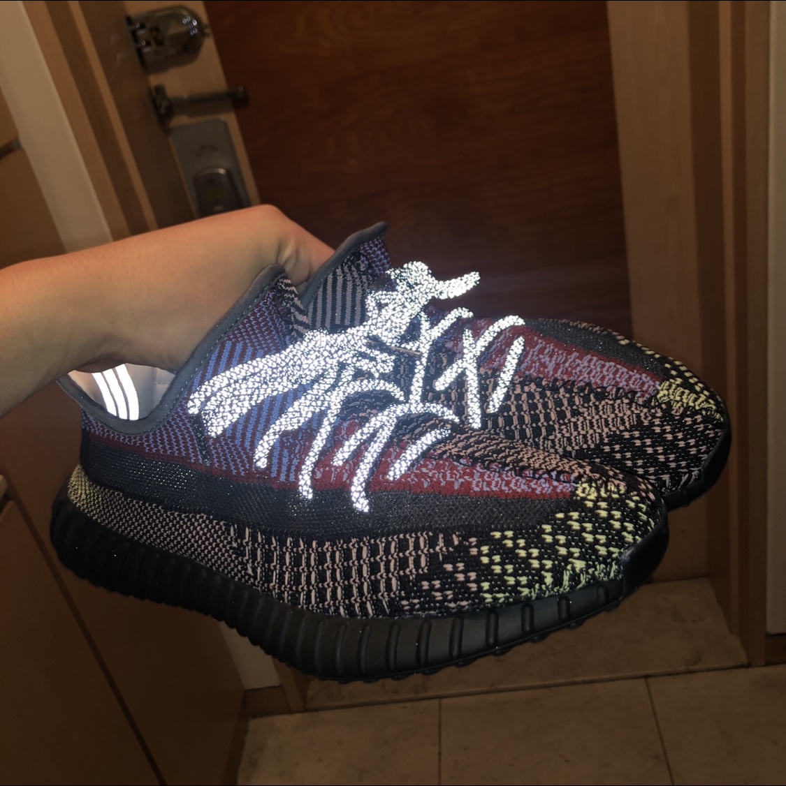 Adidas Yeezy Boost 350 V2 Yecheil - Non-Reflective 착용 스타일