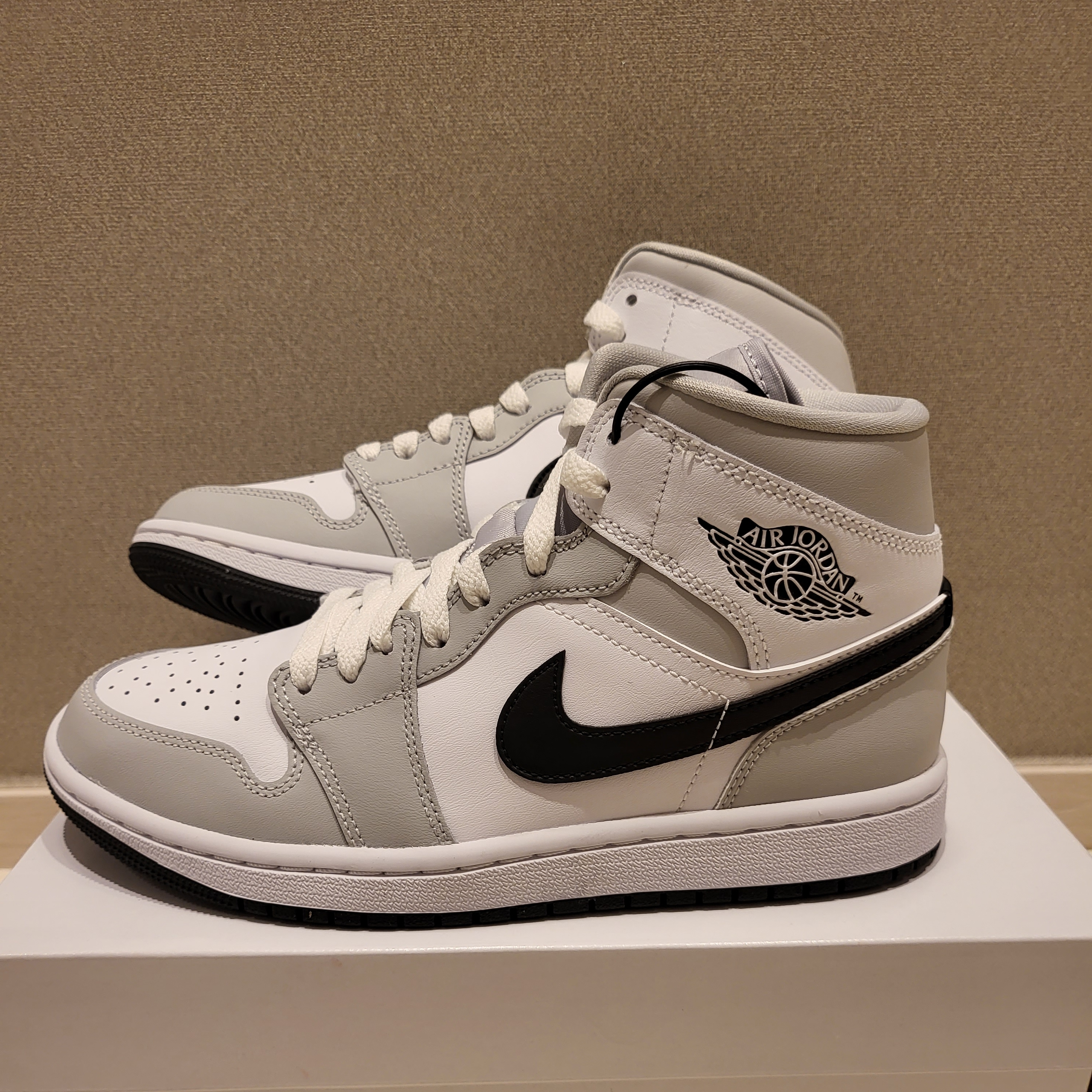 (W) Jordan 1 Mid Grey Fog 착용 스타일 - 1