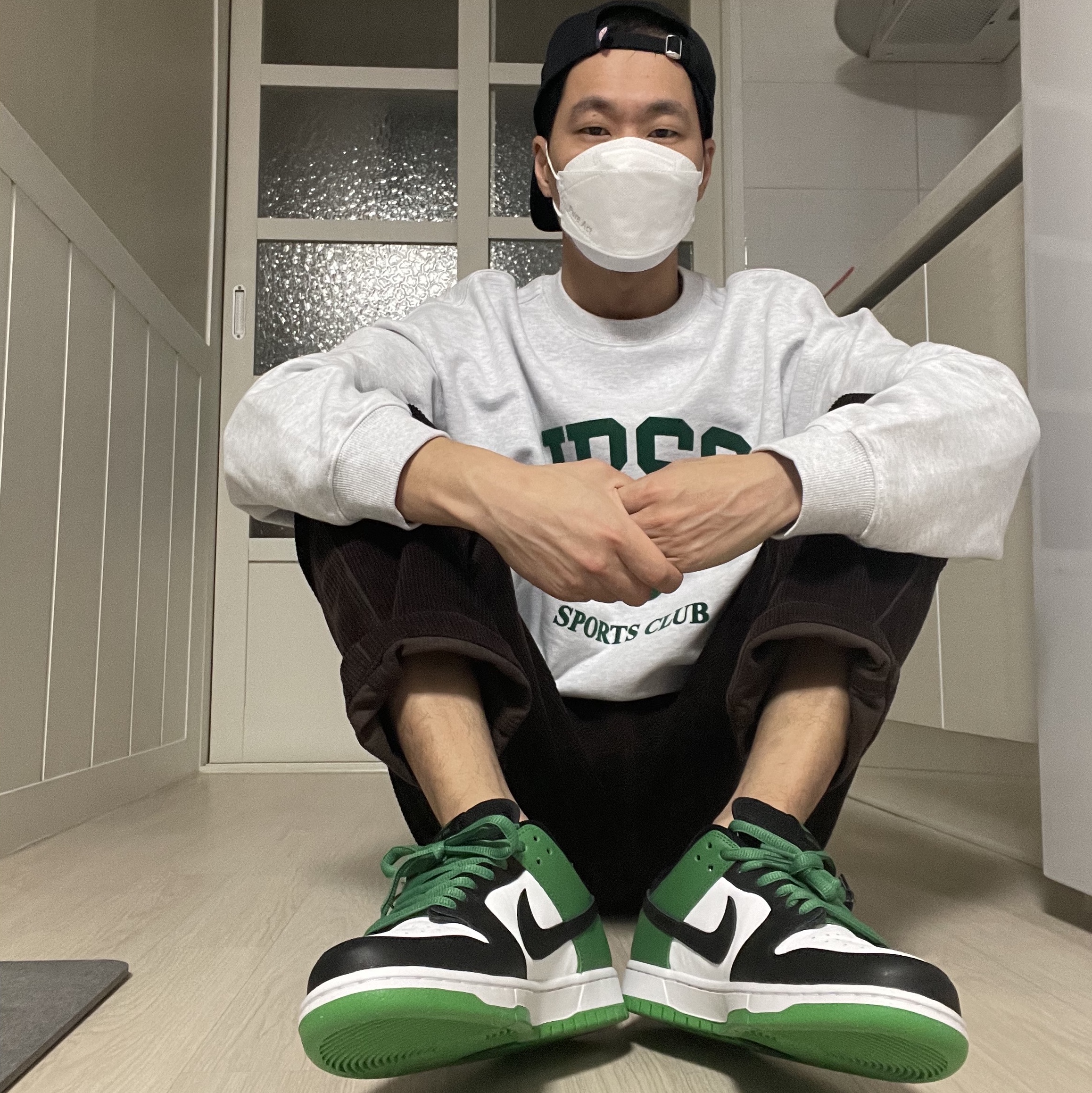 Nike SB Dunk Low Pro Black and Classic Green 착용 스타일