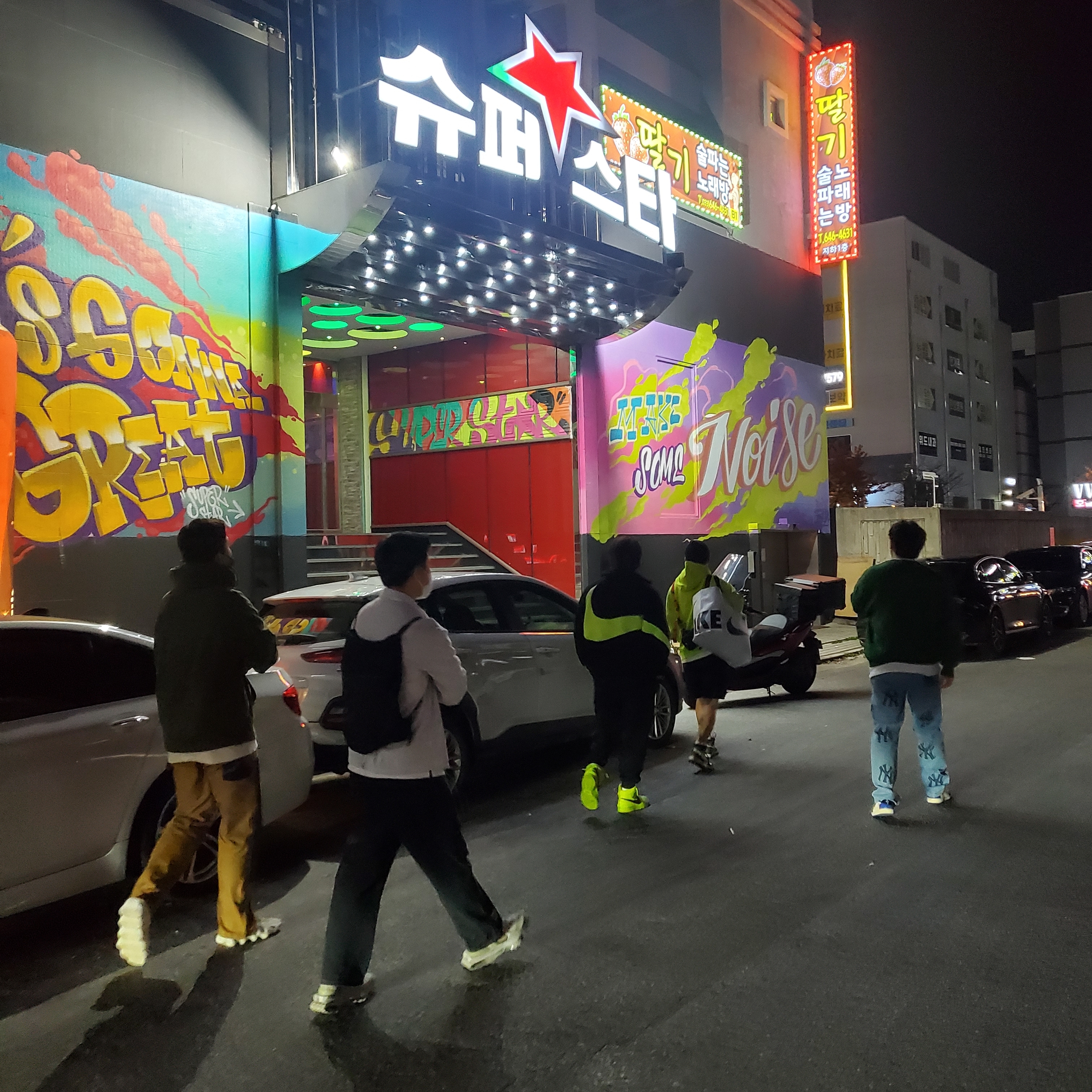 Jordan 1 x Travis Scott x Fragment Retro Low OG SP Military Blue, Jordan 1 x Travis Scott Retro High OG SP Mocha 착용 스타일 - 3
