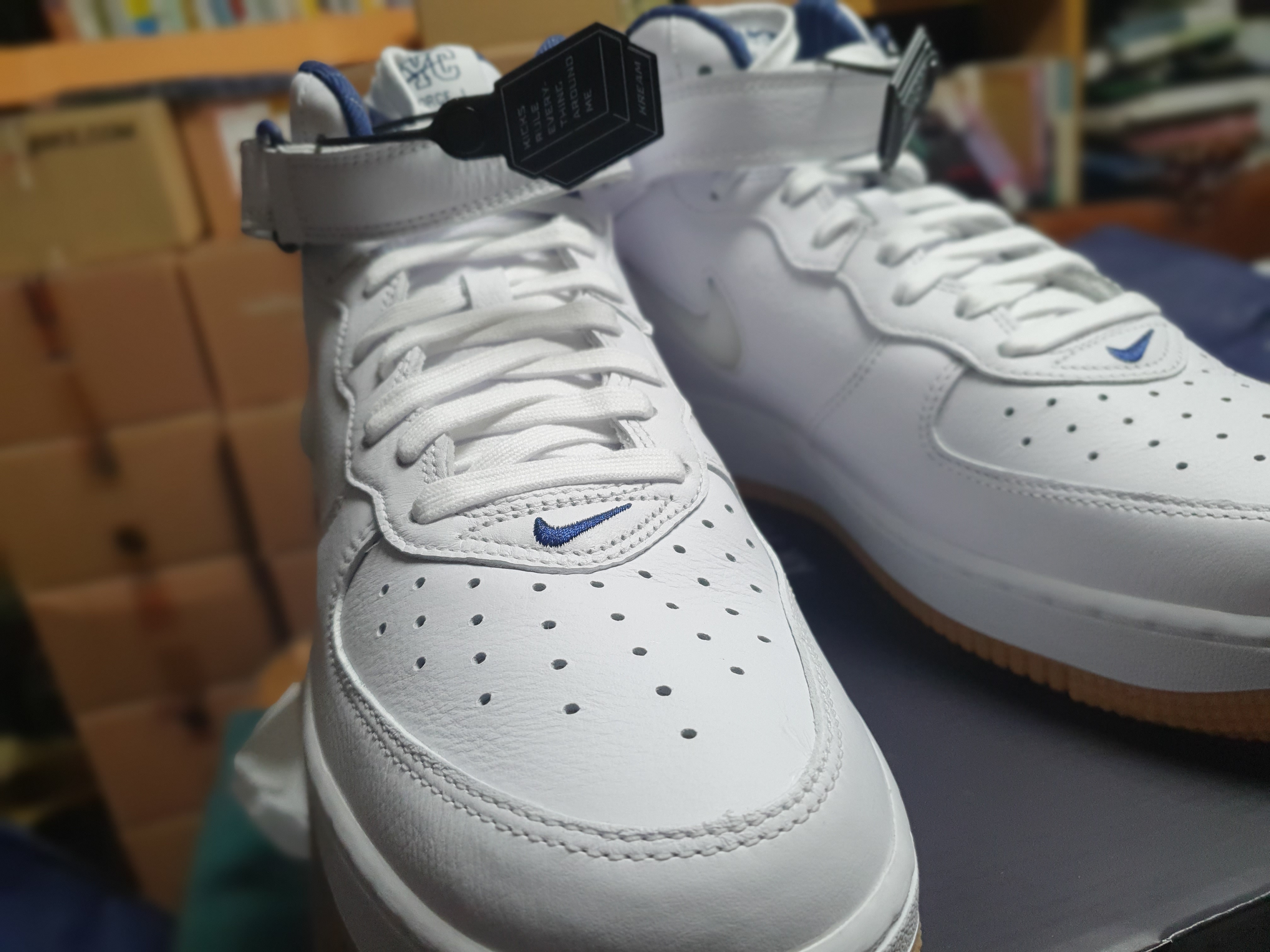 Nike Air Force 1 Mid QS NYC White Midnight Navy 착용 스타일 - 4