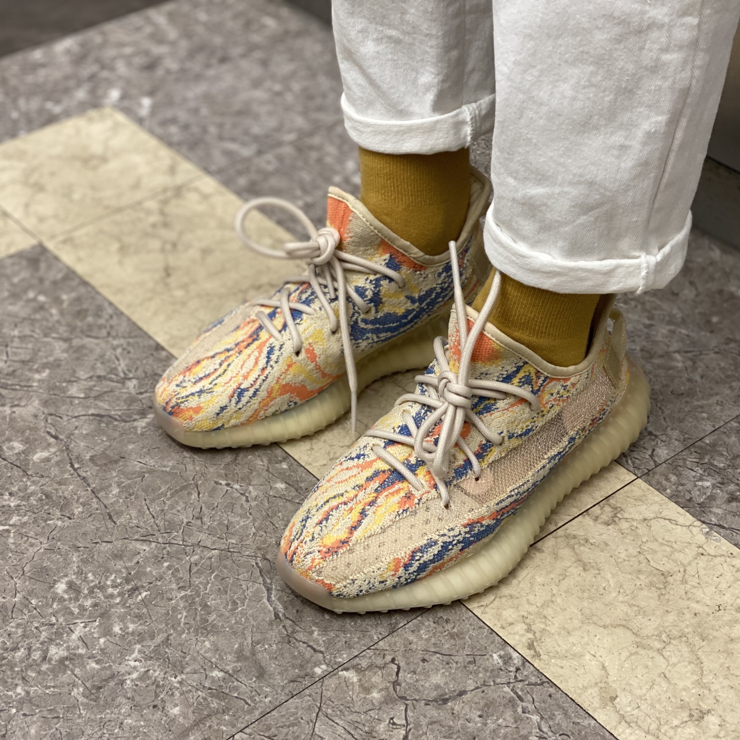 Adidas Yeezy Boost 350 V2 MX Oat 착용 스타일