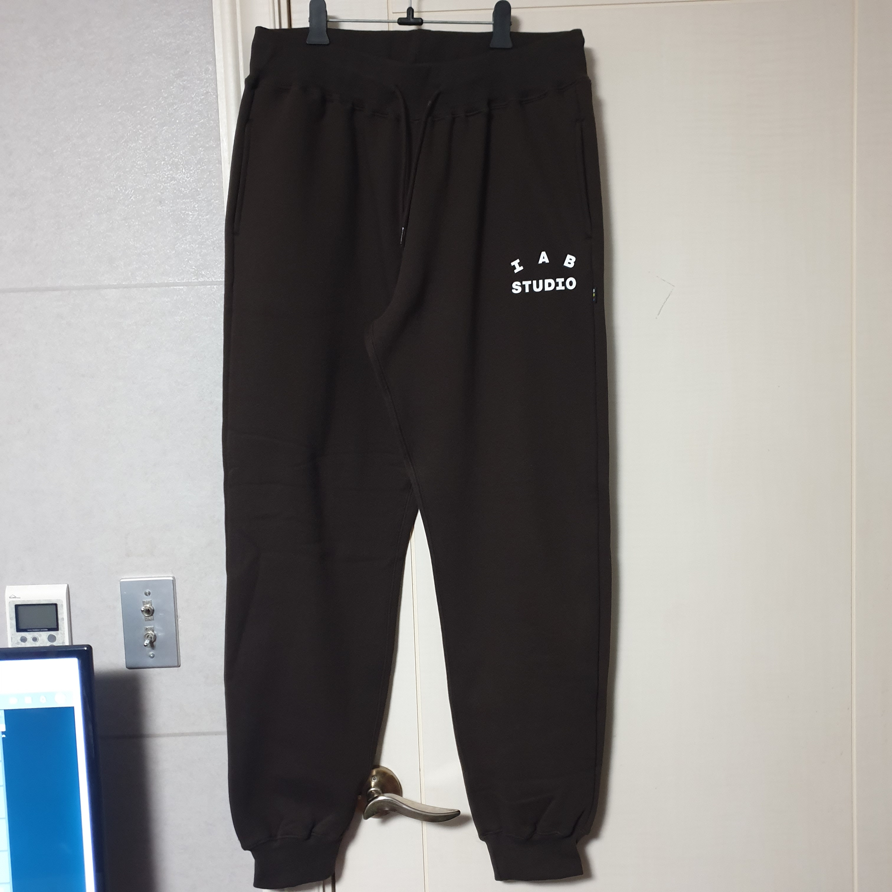 IAB Studio Sweatpants Brown 착용 스타일 - 2