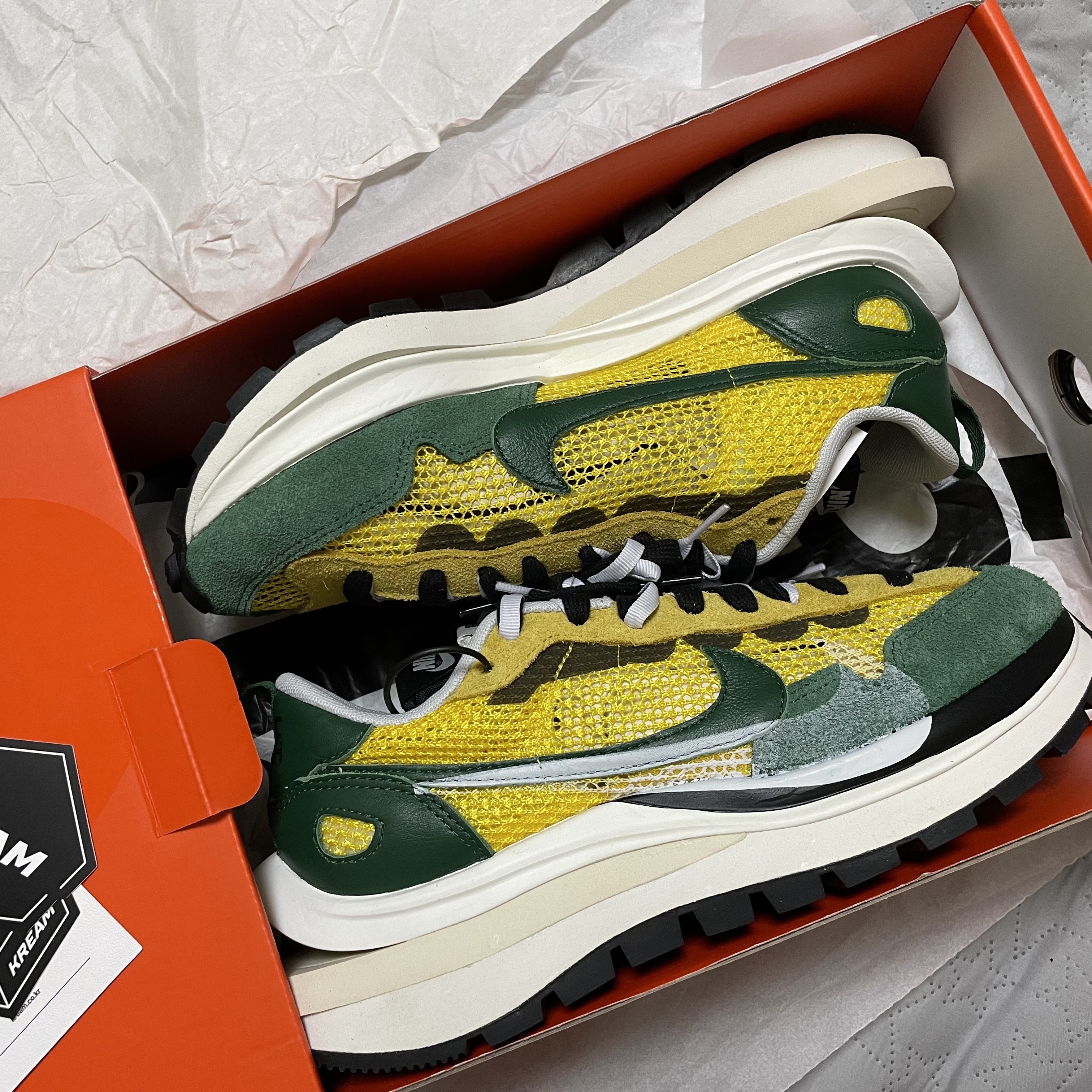 Nike x Sacai VaporWaffle Tour Yellow & Gorge Green Sail 착용 스타일 - 1