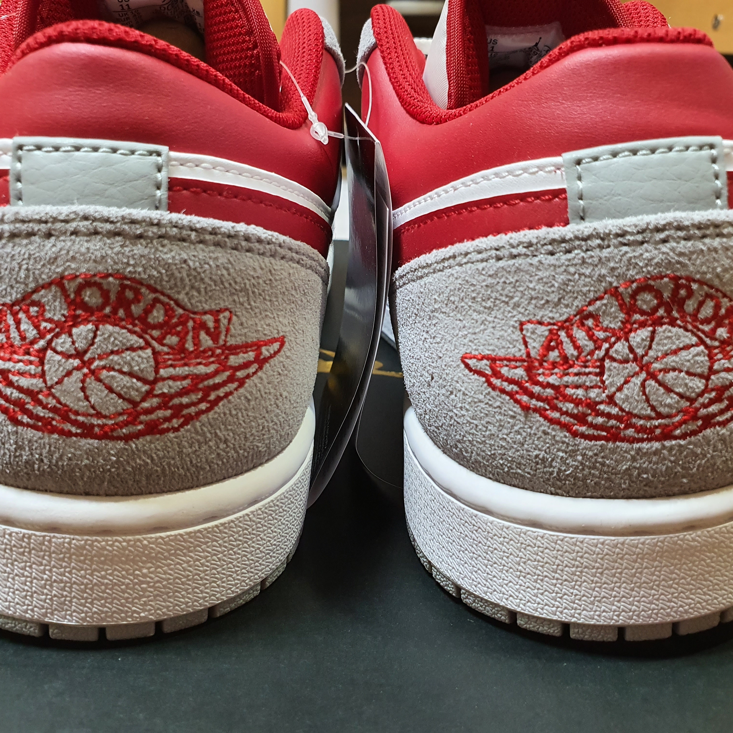 Jordan 1 Low SE Light Smoke Grey Gym Red 착용 스타일 - 3