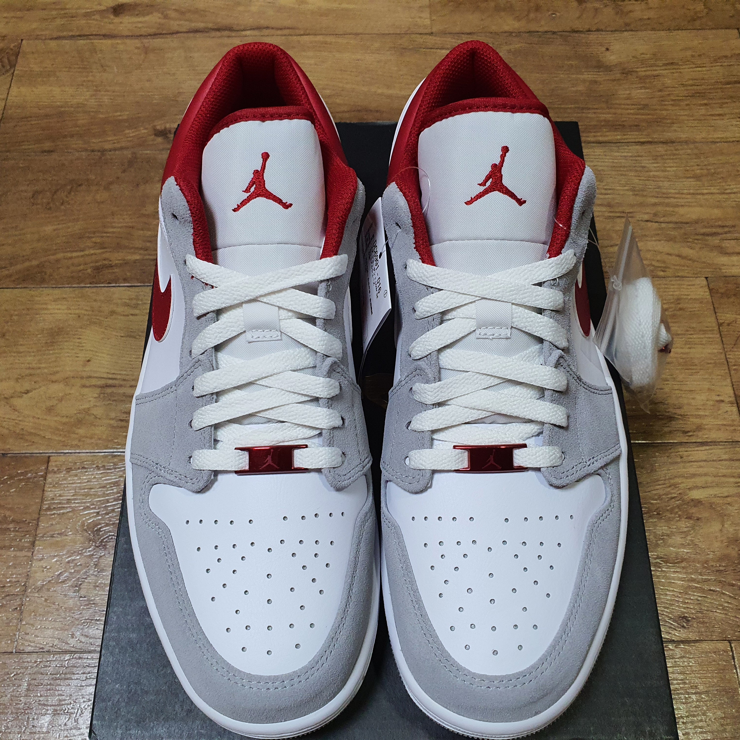 Jordan 1 Low SE Light Smoke Grey Gym Red 착용 스타일 - 1