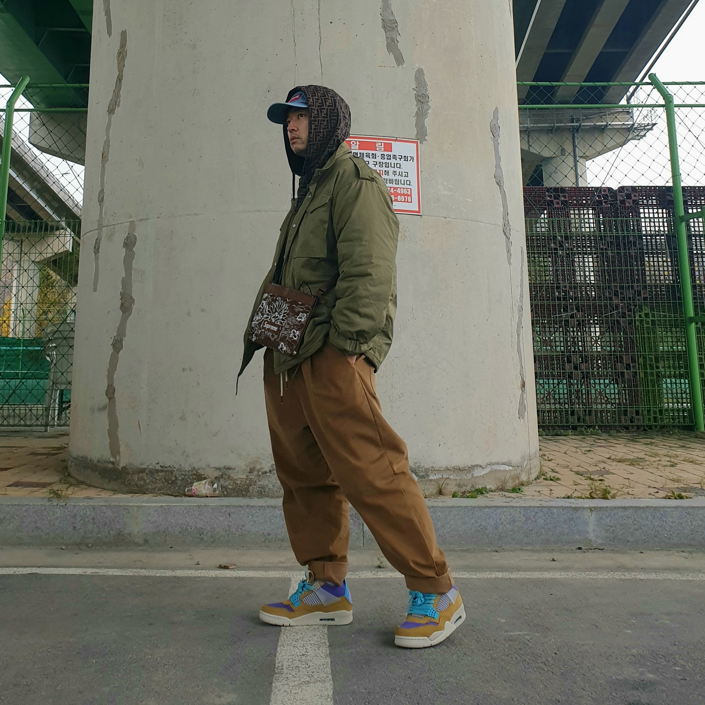 Jordan 4 x Union Retro SP Desert Moss, Supreme Bandana Tarp Side Bag Brown - 21SS 착용 스타일