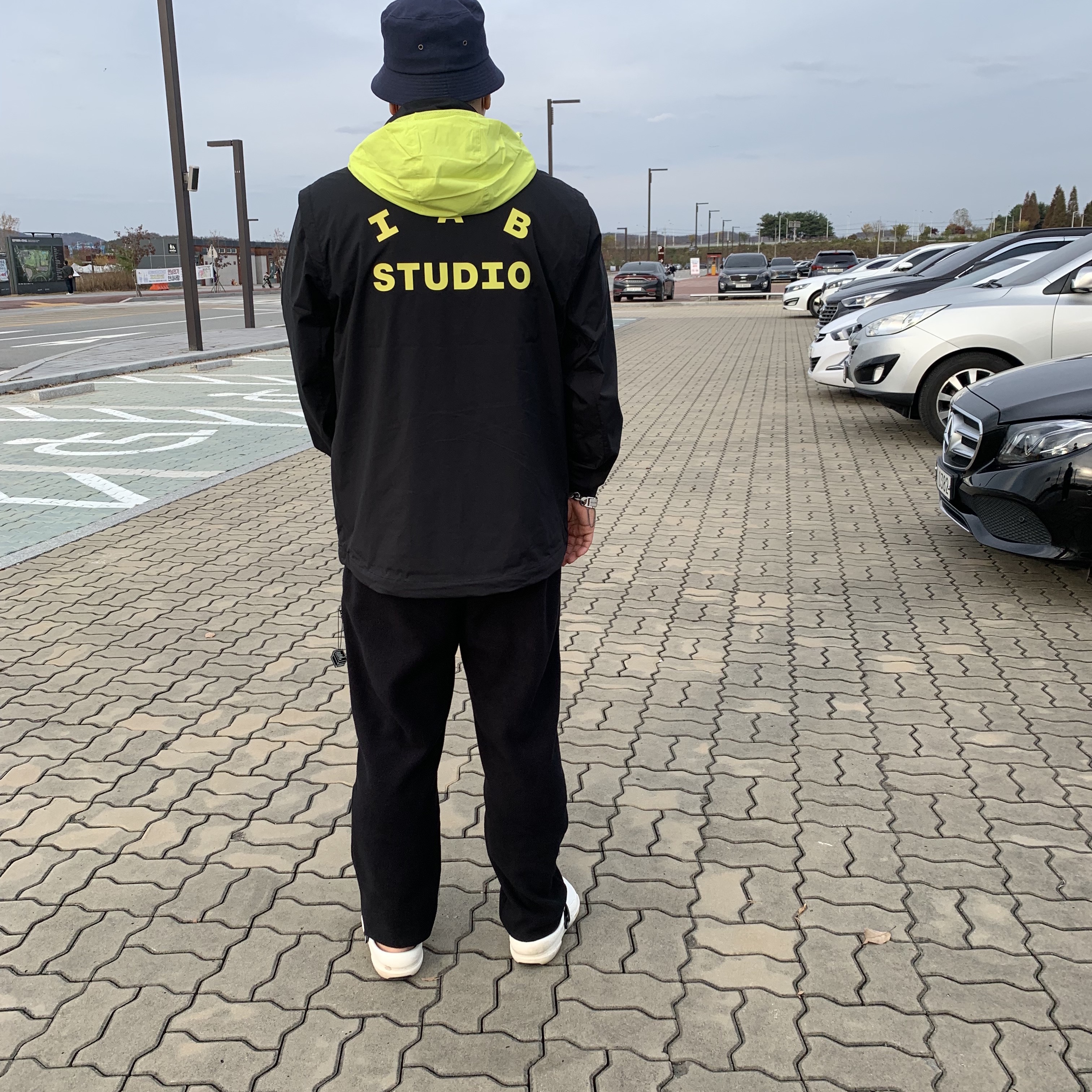 IAB Studio x Asics Fleece Pants Black, IAB Studio x Asics Windbreaker Black 착용 스타일