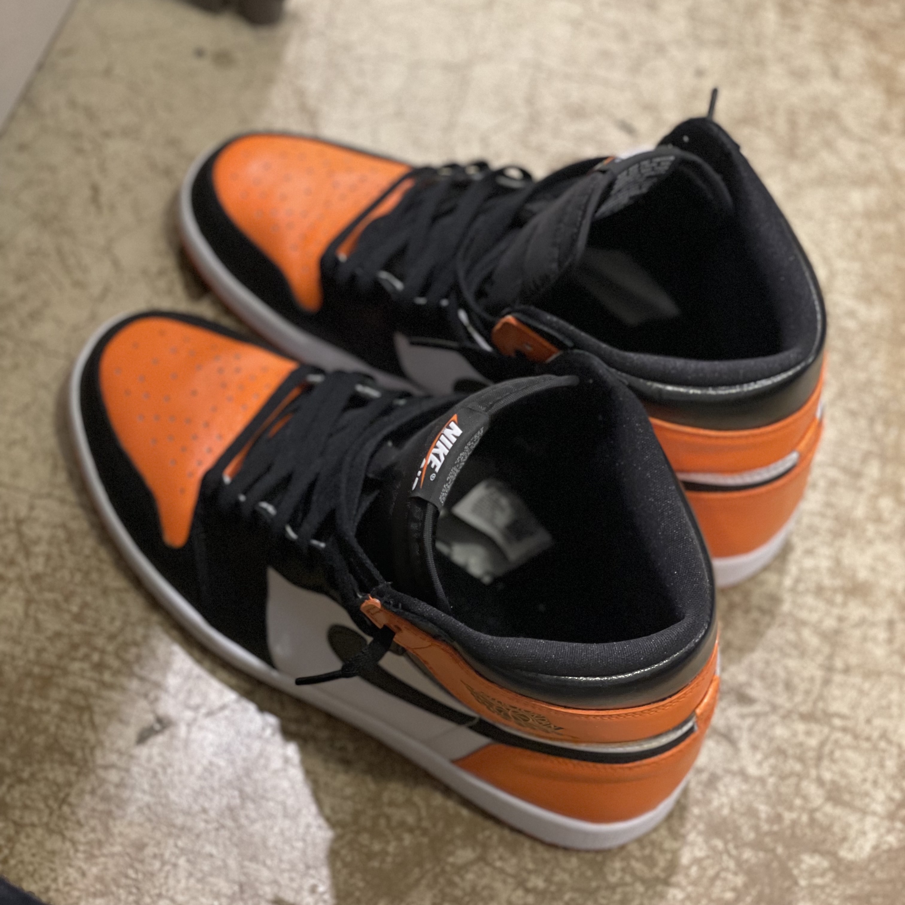 Jordan 1 Retro High OG Electro Orange 착용 스타일