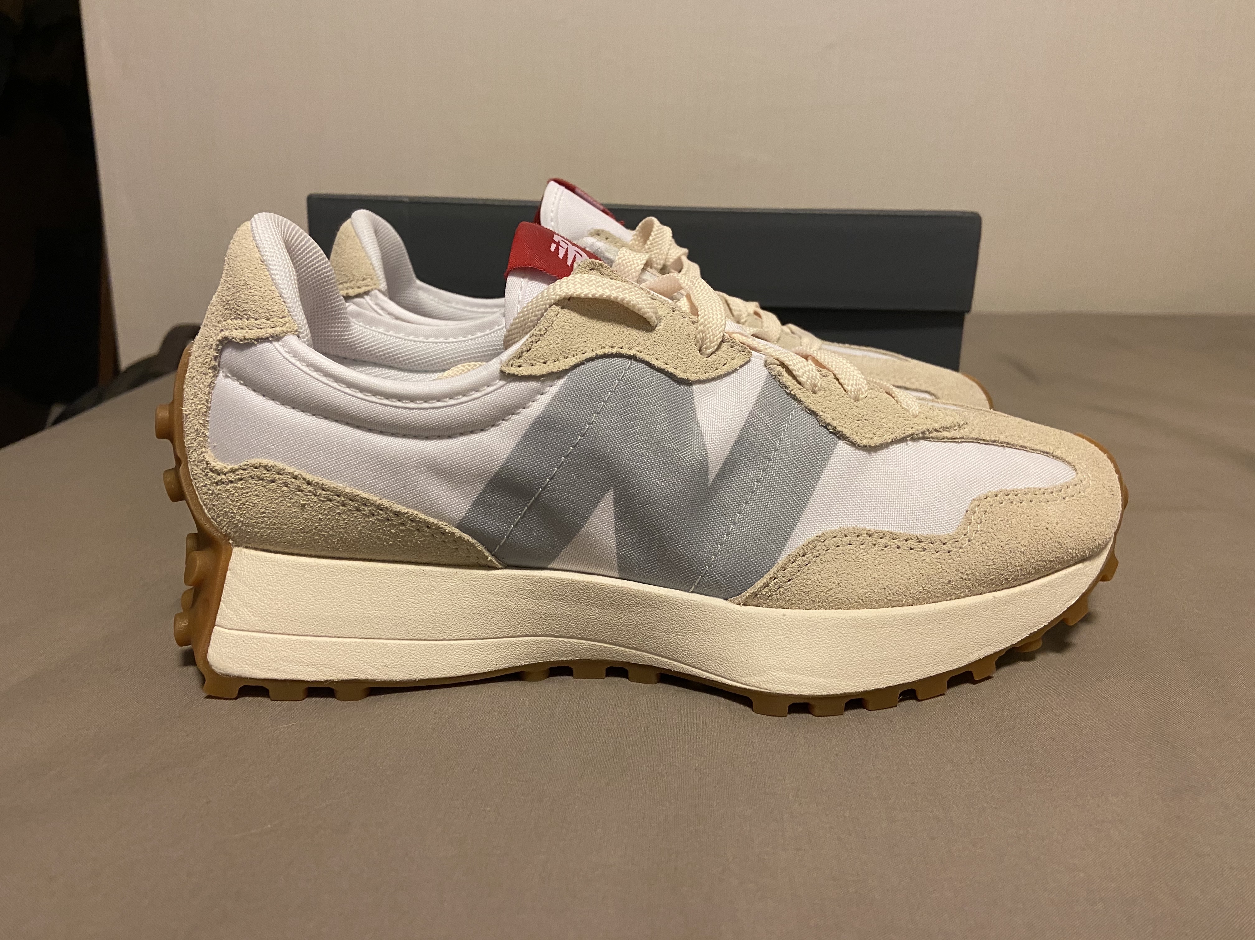 New Balance 327 White Silver Gum 착용 스타일