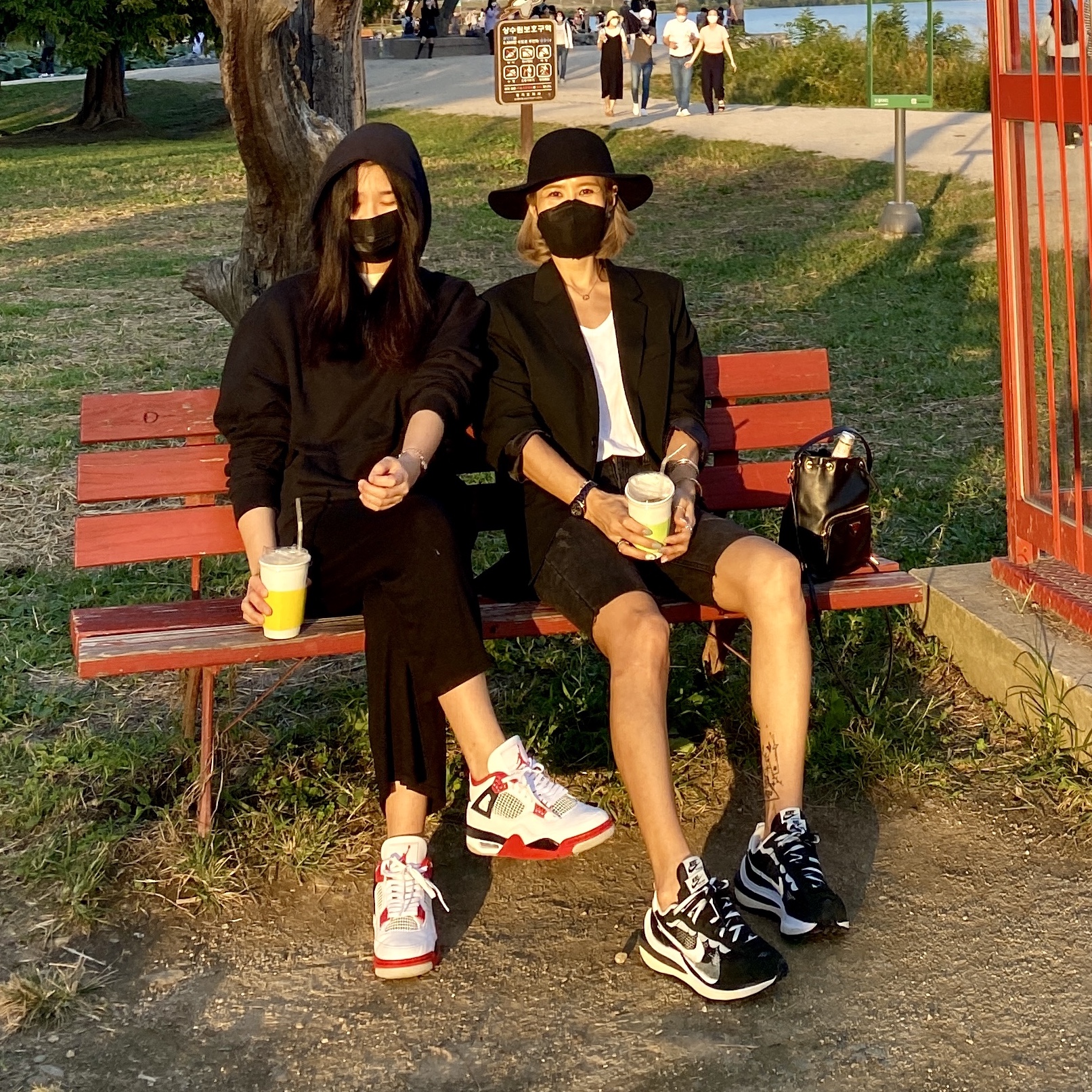 Jordan 4 Retro OG Fire Red 2020, Nike x Sacai VaporWaffle Black White 착용 스타일