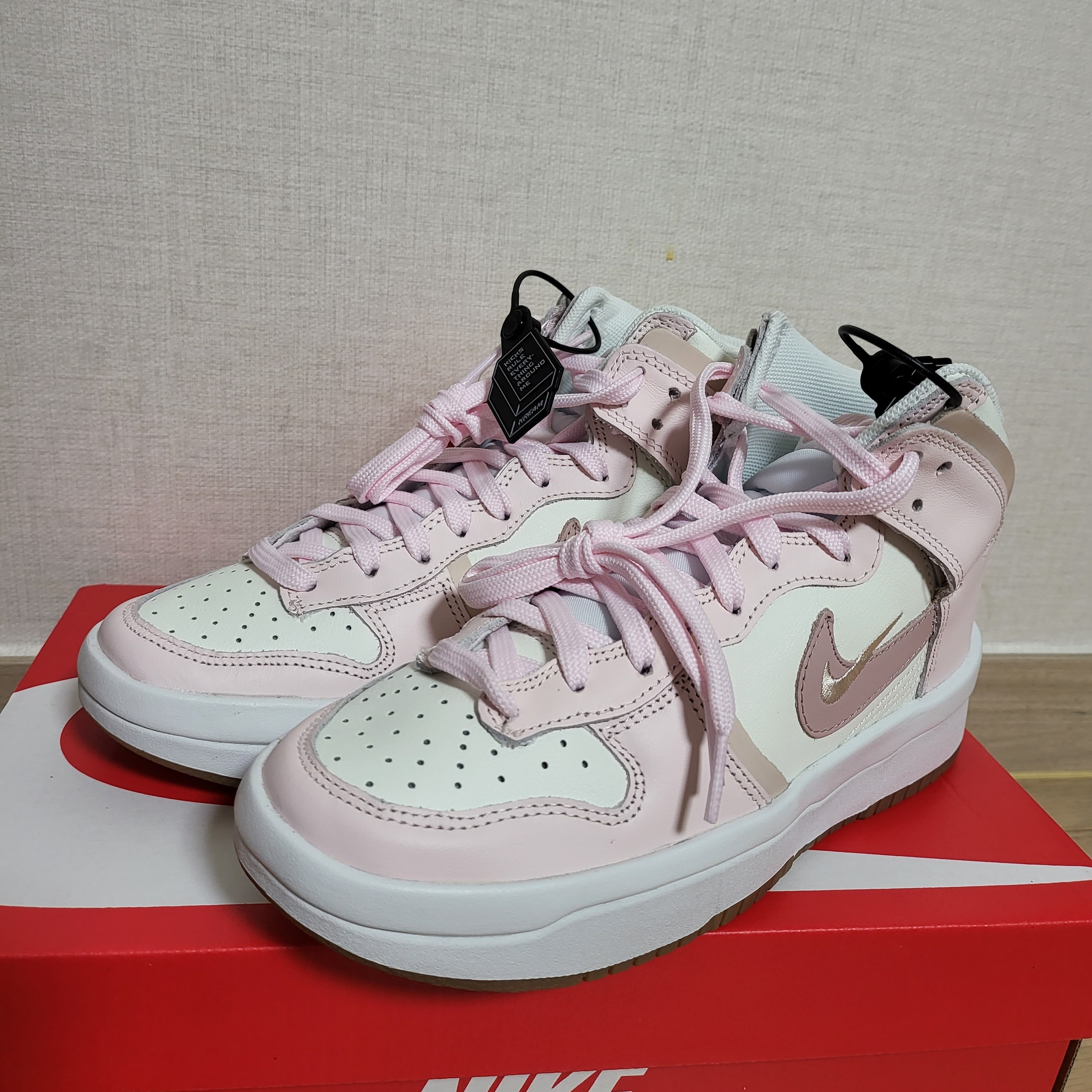 (W) Nike Dunk High Up Pink Oxford 착용 스타일 - 2