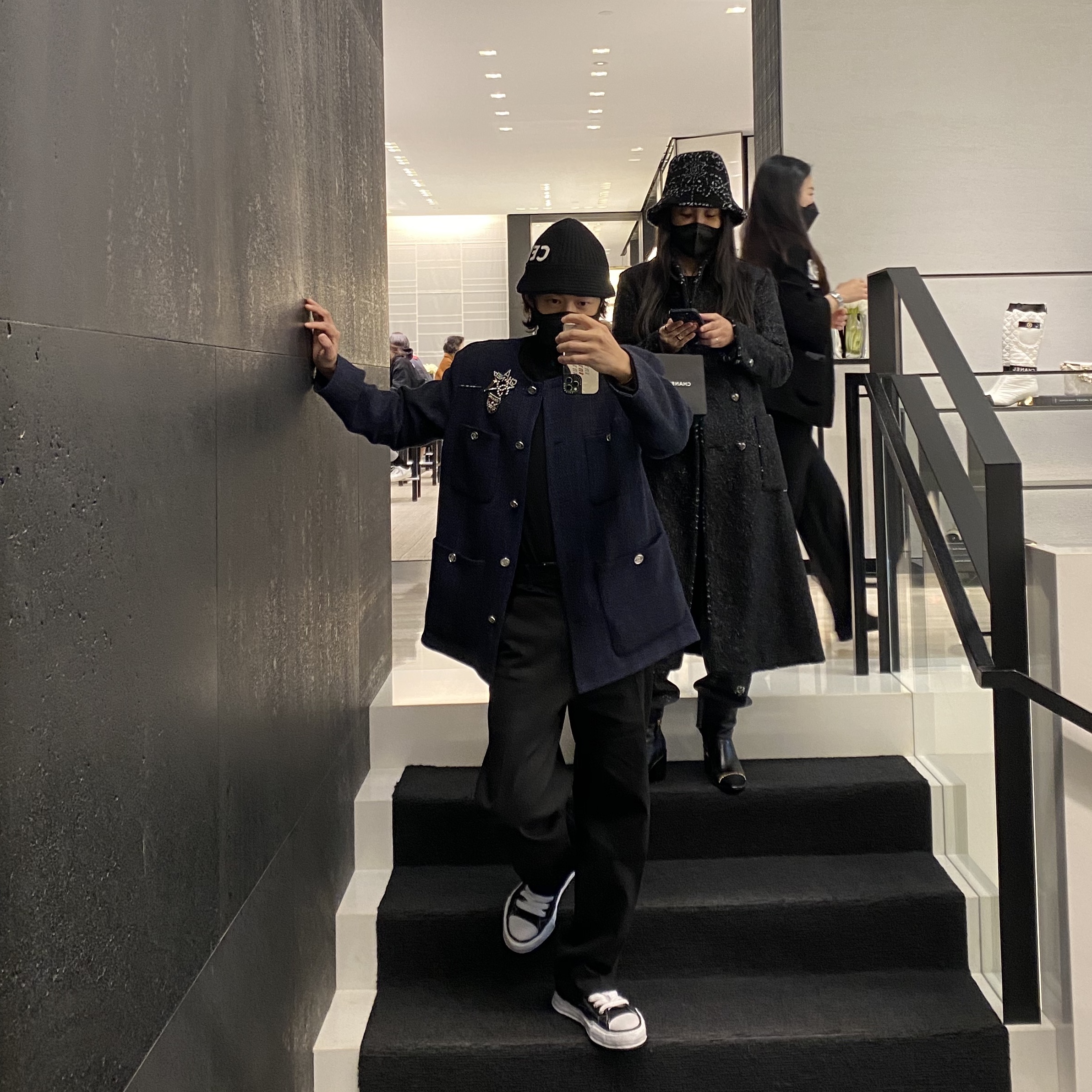 Maison Mihara Yasuhiro Peterson OG Sole Canvas High-top Sneakers Black 착용 스타일 - 3