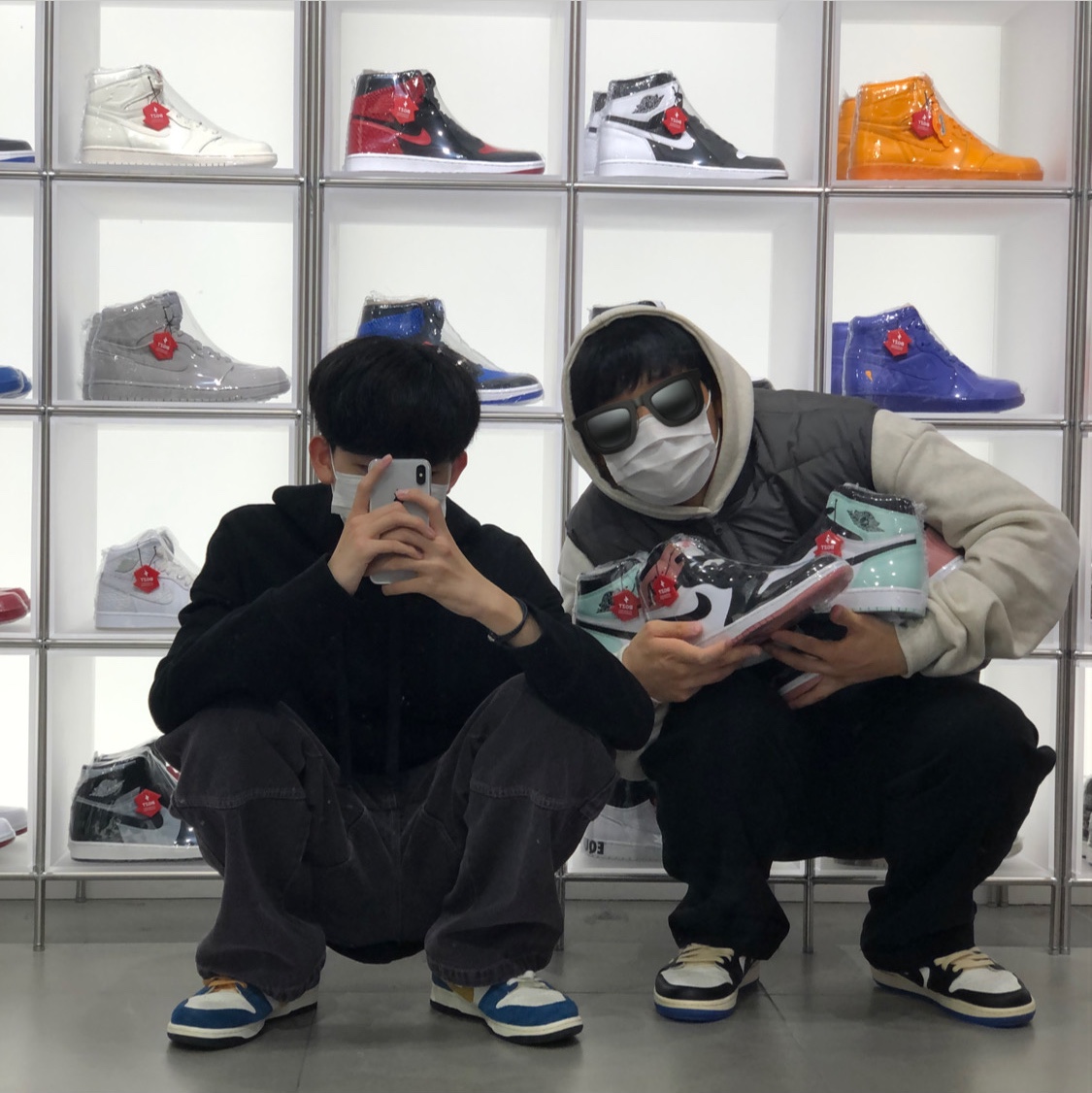 Nike x Kasina Dunk Low 80's Bus, Jordan 1 x Travis Scott x Fragment Retro Low OG SP Military Blue 착용 스타일