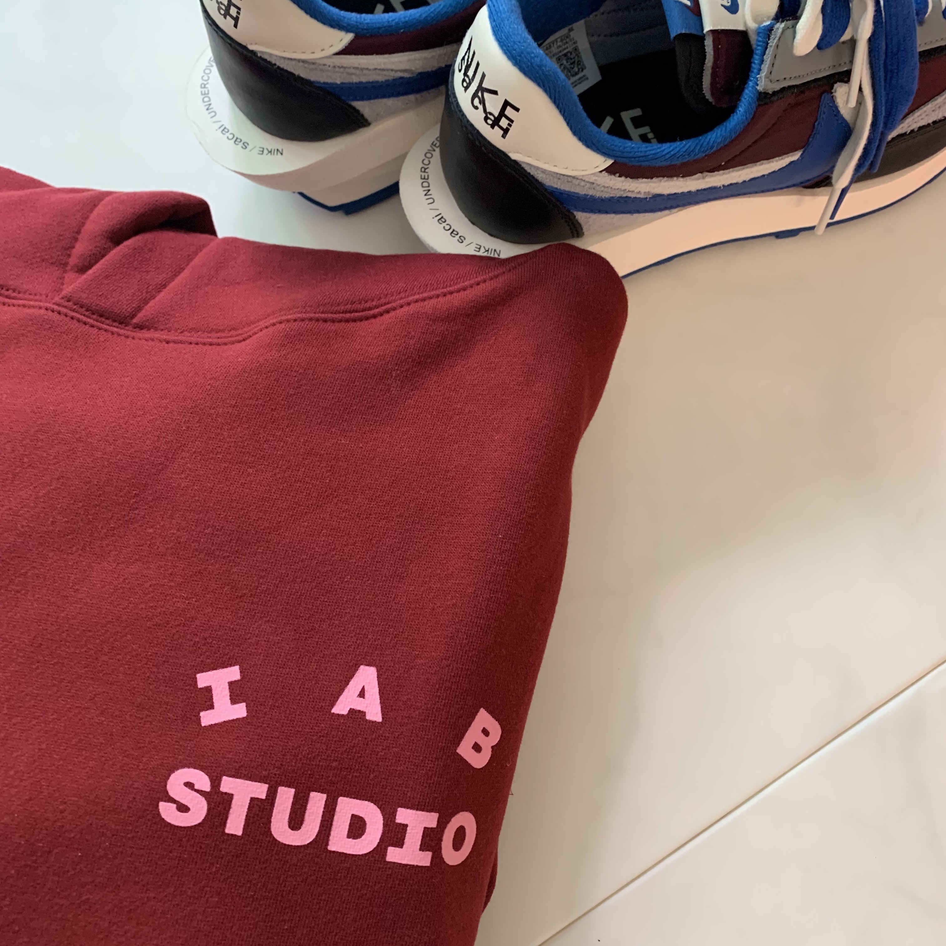 IAB Studio Hoodie Raspberry, Nike x Sacai x Undercover LDWaffle Night Maroon Team Royal 착용 스타일 - 1