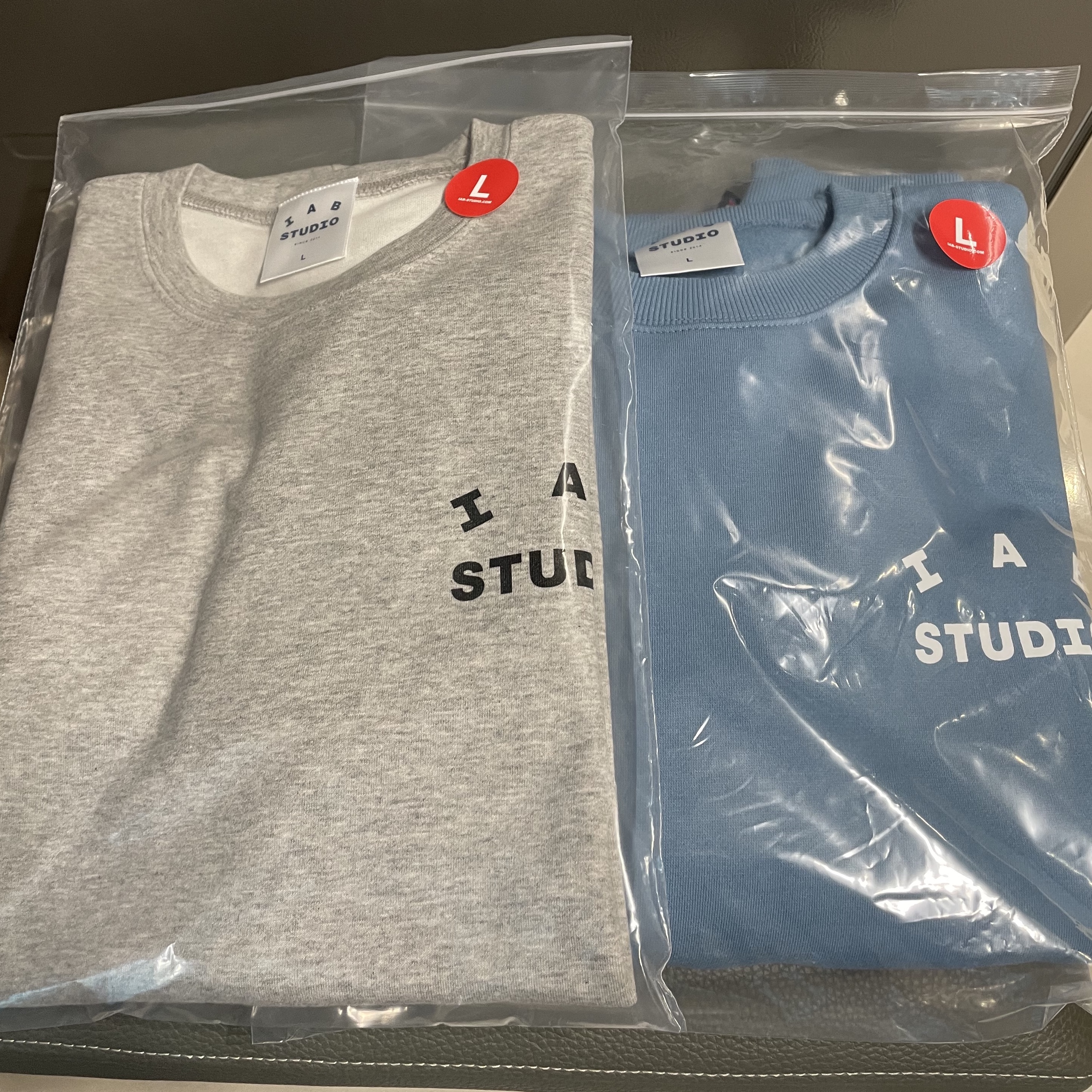IAB Studio Crewneck Sky Blue, IAB Studio Long Sleeve Gray 착용 스타일