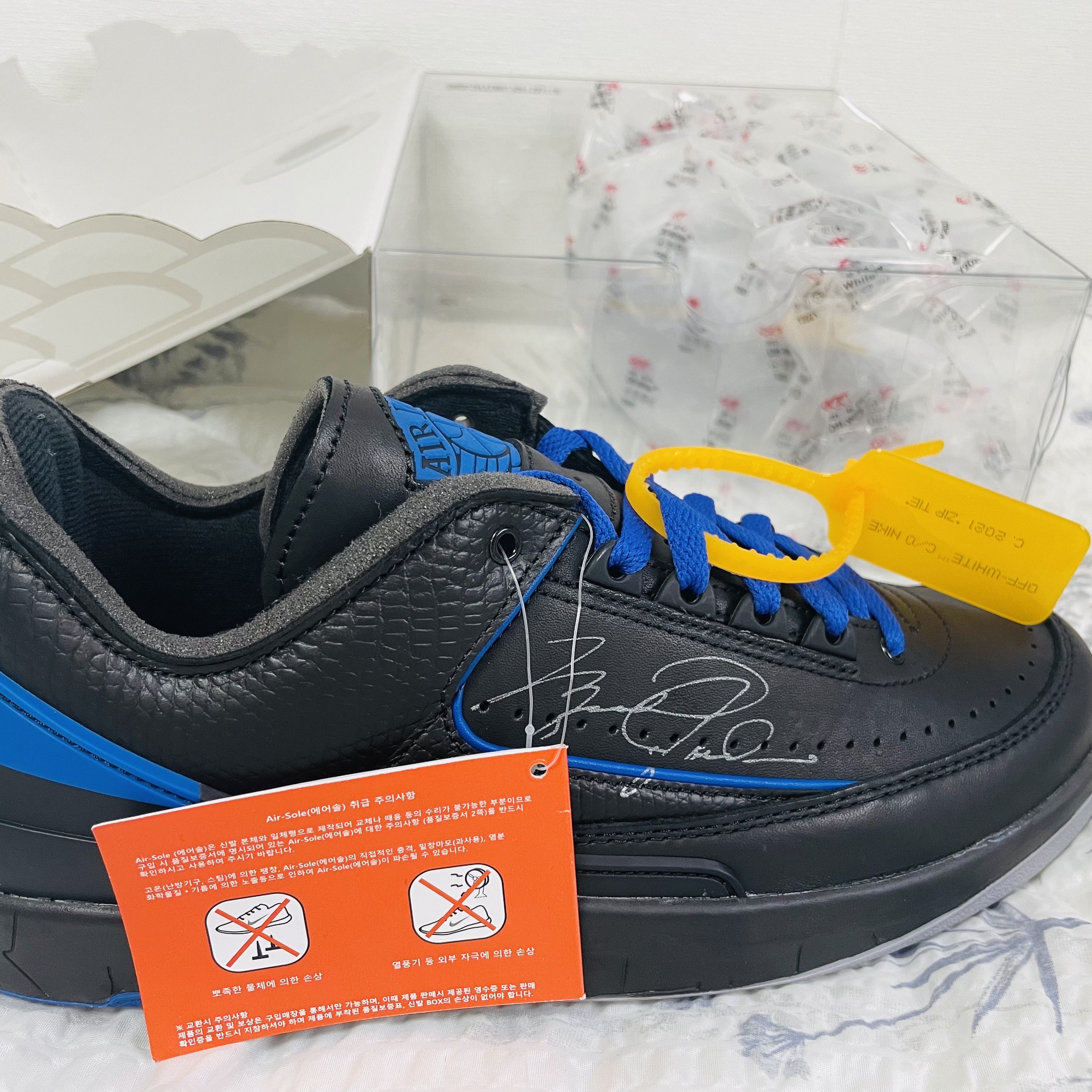 Jordan 2 x Off-White Retro Low SP Black and Varsity Royal 착용 스타일 - 3
