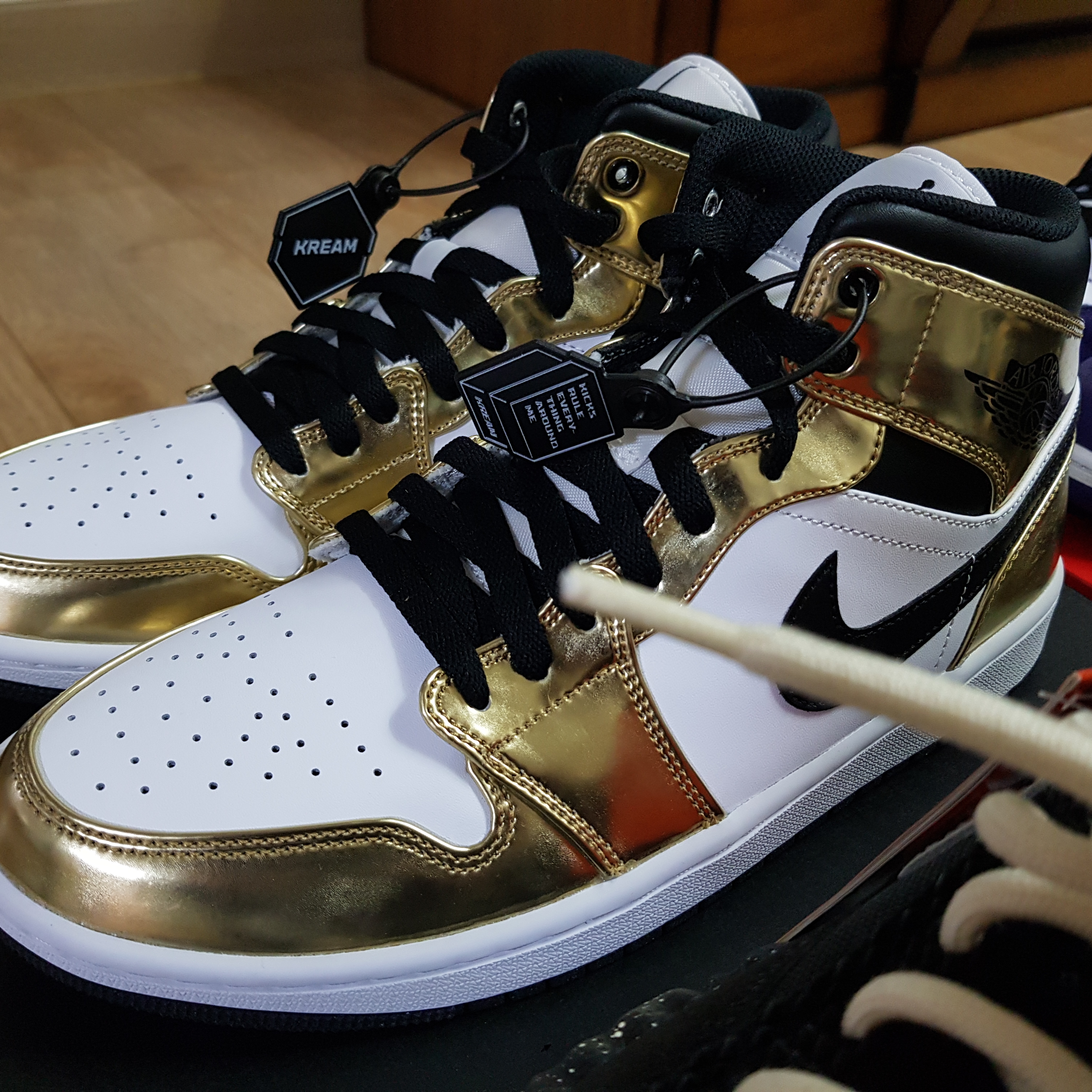 Jordan 1 Mid SE Metallic Gold 착용 스타일