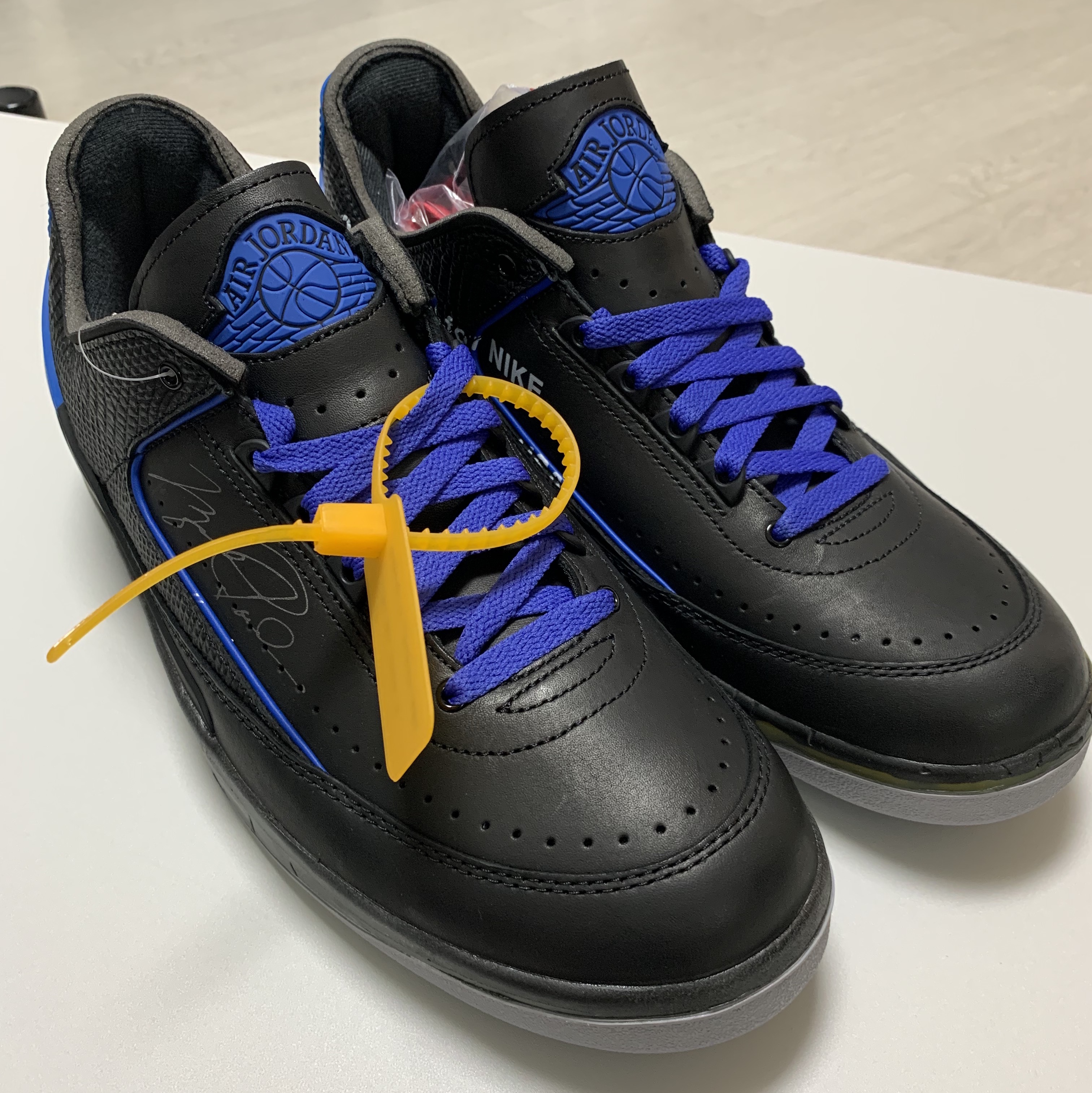 Jordan 2 x Off-White Retro Low SP Black and Varsity Royal 착용 스타일