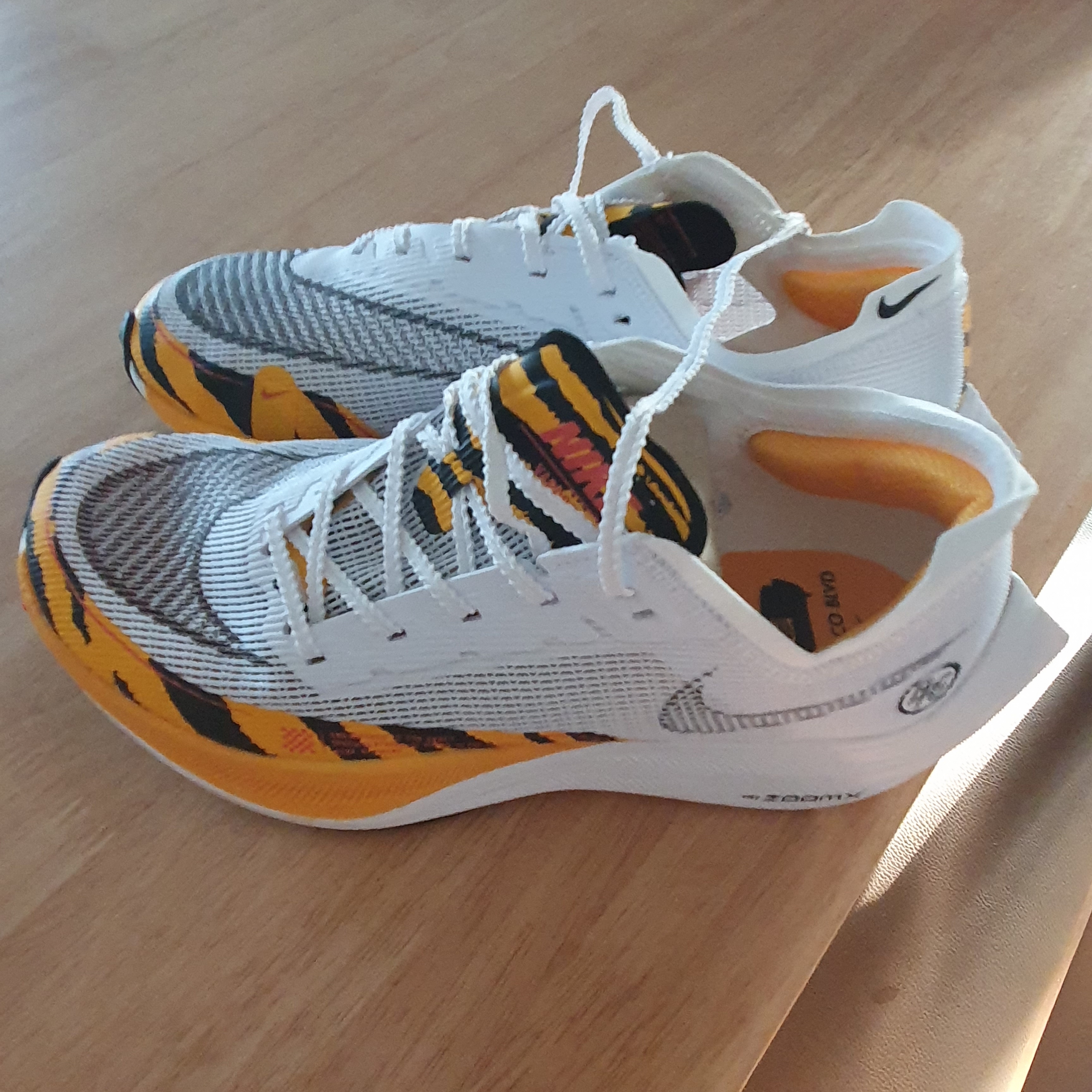 Nike ZoomX Vaporfly Next% 2 BRS White University Gold 착용 스타일 - 1