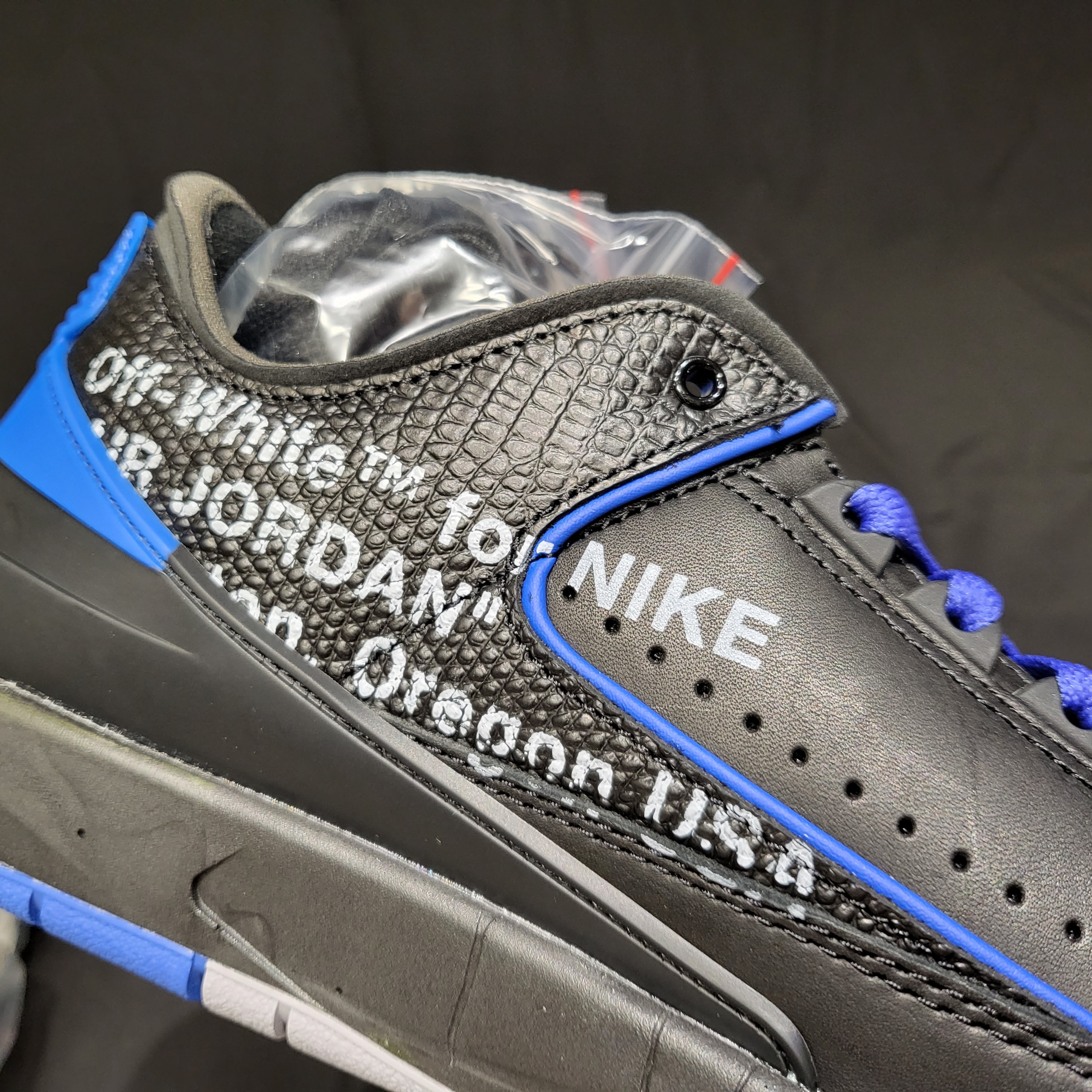 Jordan 2 x Off-White Retro Low SP Black and Varsity Royal 착용 스타일 - 3