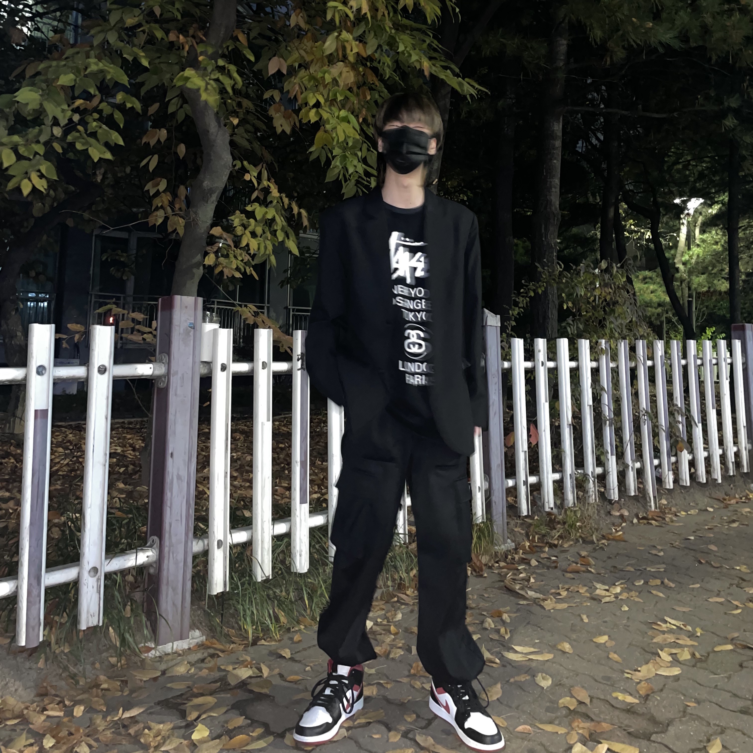 Stussy World Tour T-Shirt Black, Jordan 1 Mid Gym Red Black White 착용 스타일