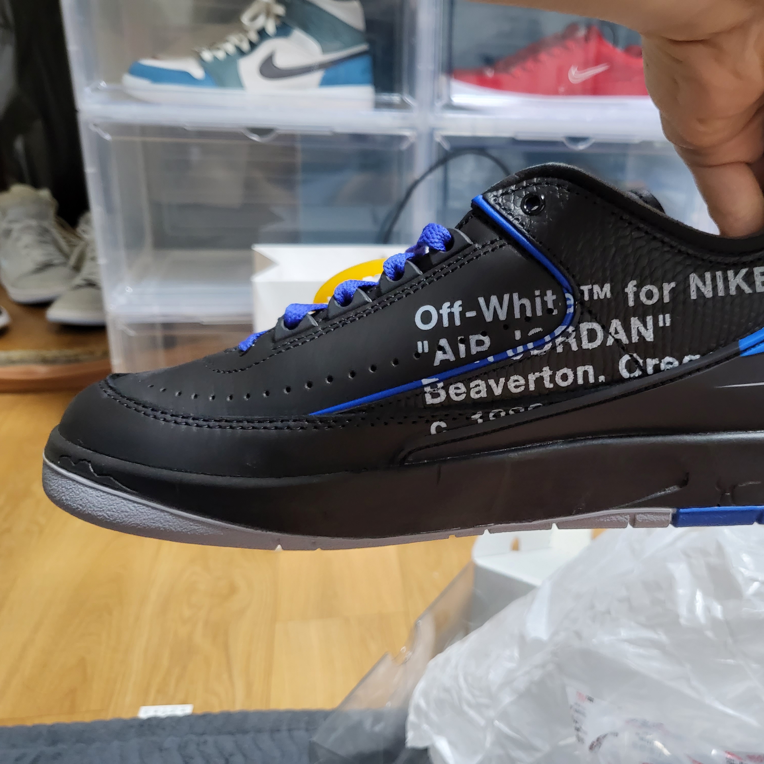 Jordan 2 x Off-White Retro Low SP Black and Varsity Royal 착용 스타일 - 2