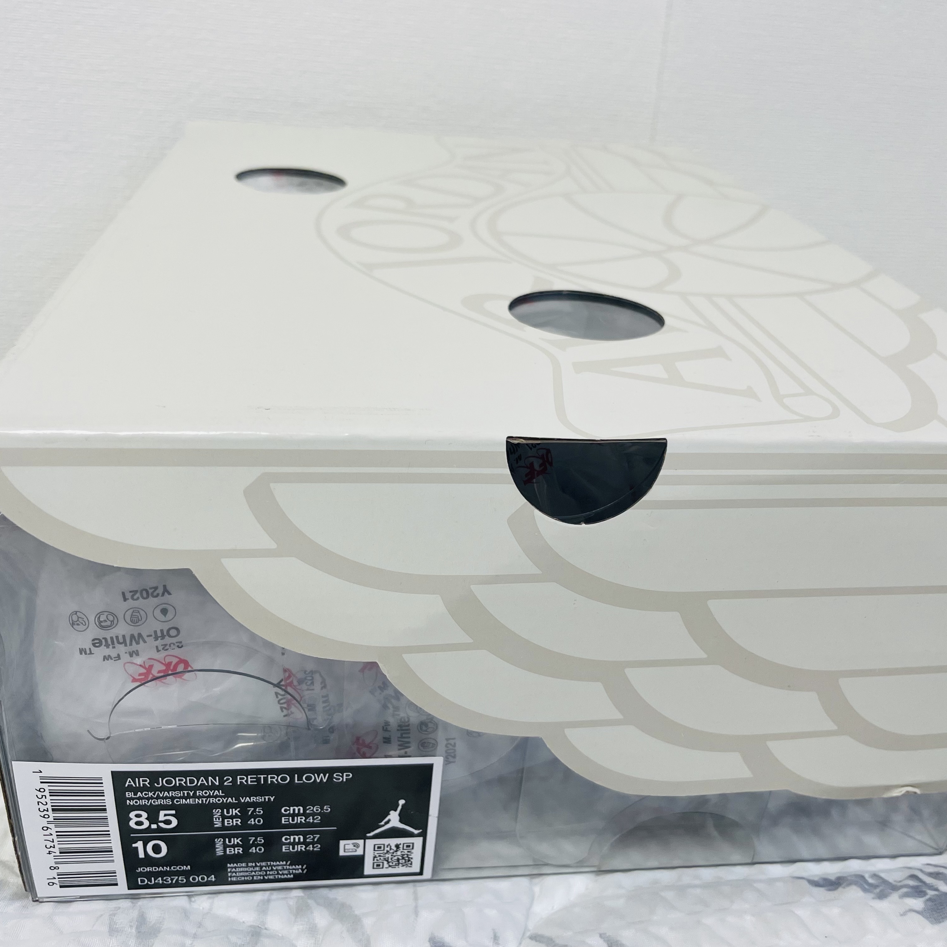 Jordan 2 x Off-White Retro Low SP Black and Varsity Royal 착용 스타일 - 1