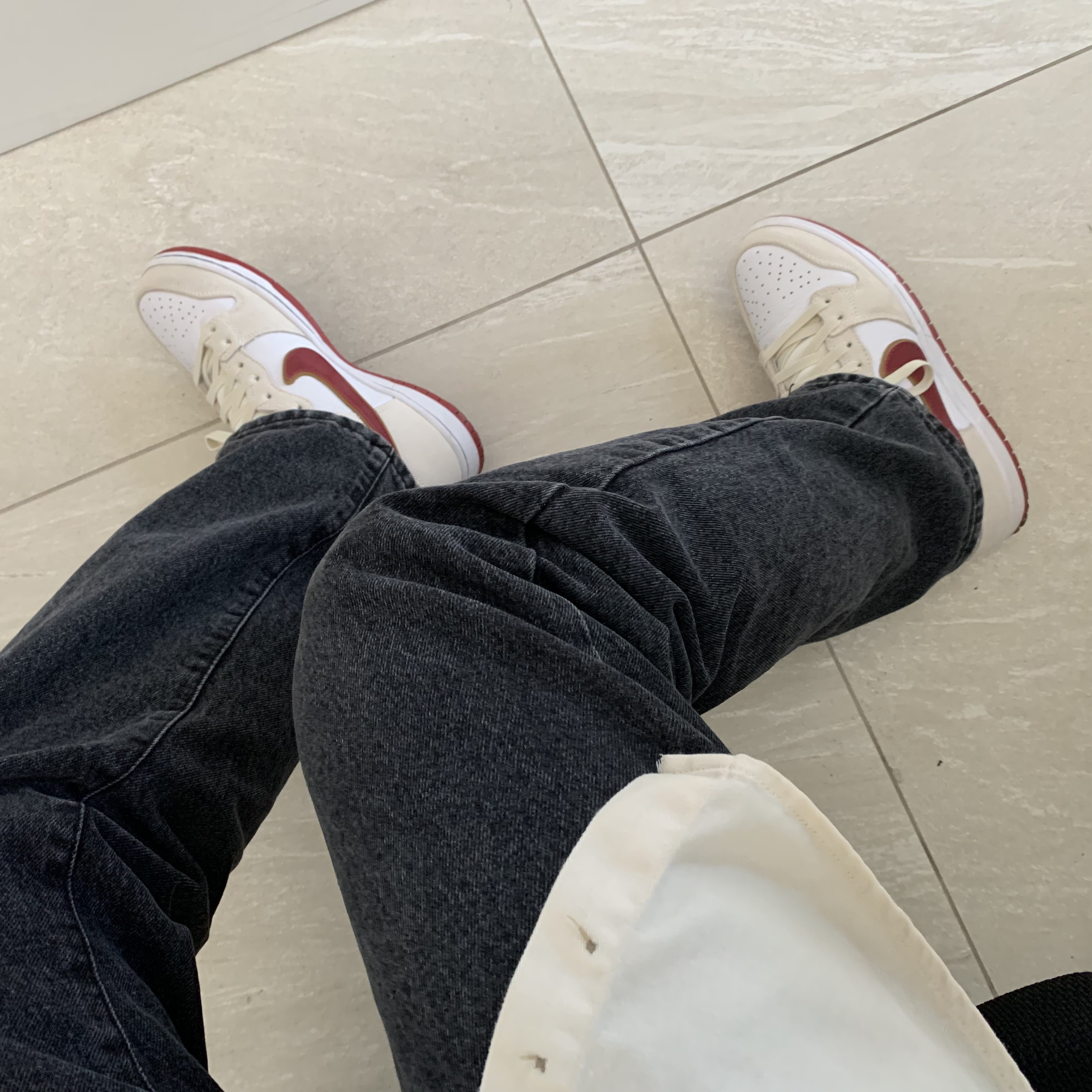 Nike SB Dunk High Sail Bright Crimson 착용 스타일 - 1