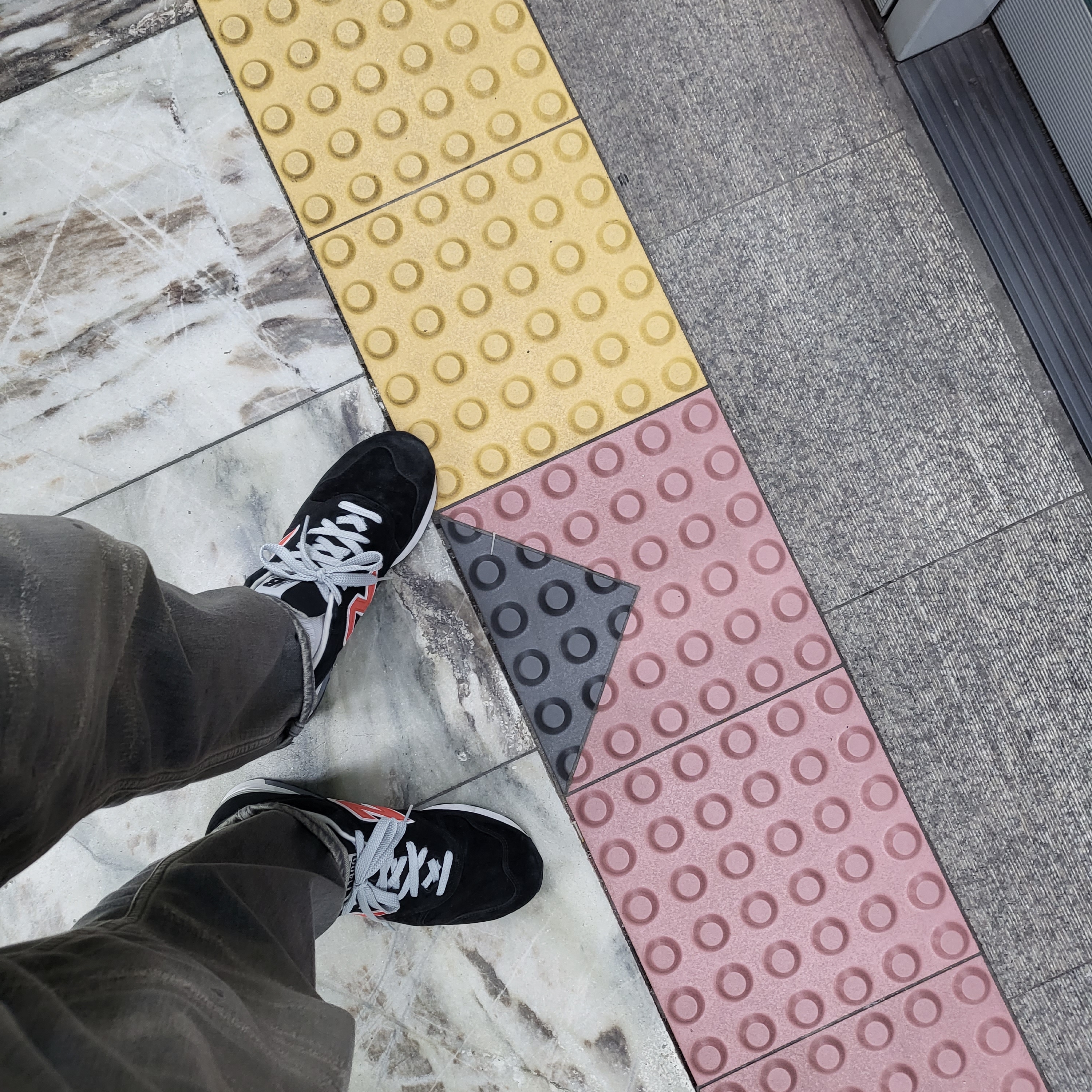 New Balance x J.Crew 1400 Made in USA Black Orange 착용 스타일 - 1