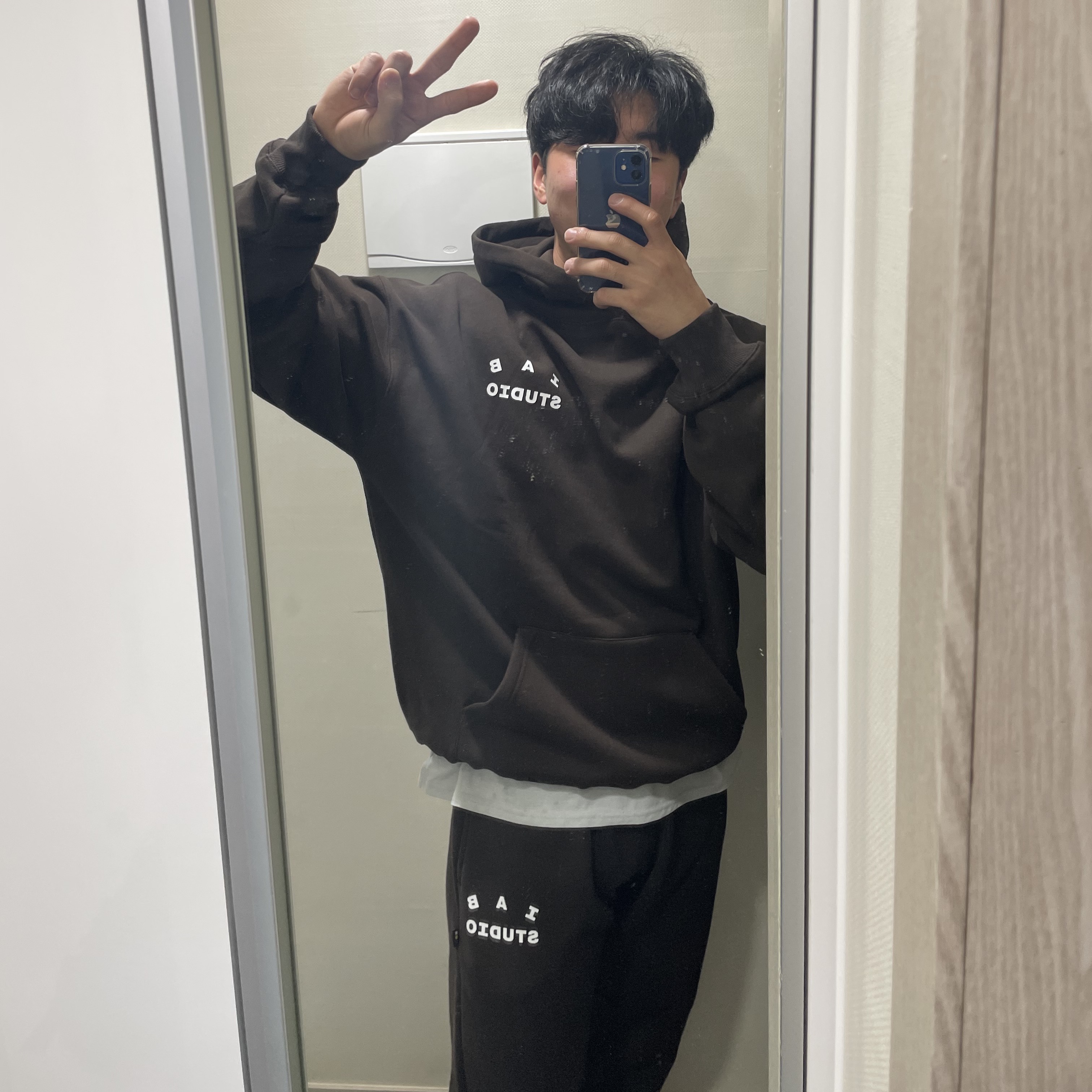 IAB Studio Hoodie Brown, IAB Studio Sweatpants Brown 착용 스타일