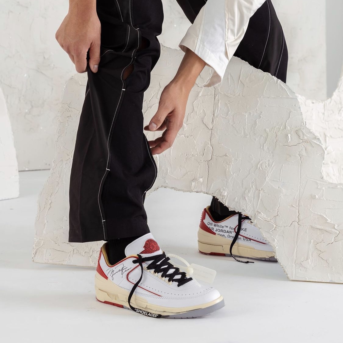 Jordan 2 x Off-White Retro Low SP White and Varsity Red 착용 스타일