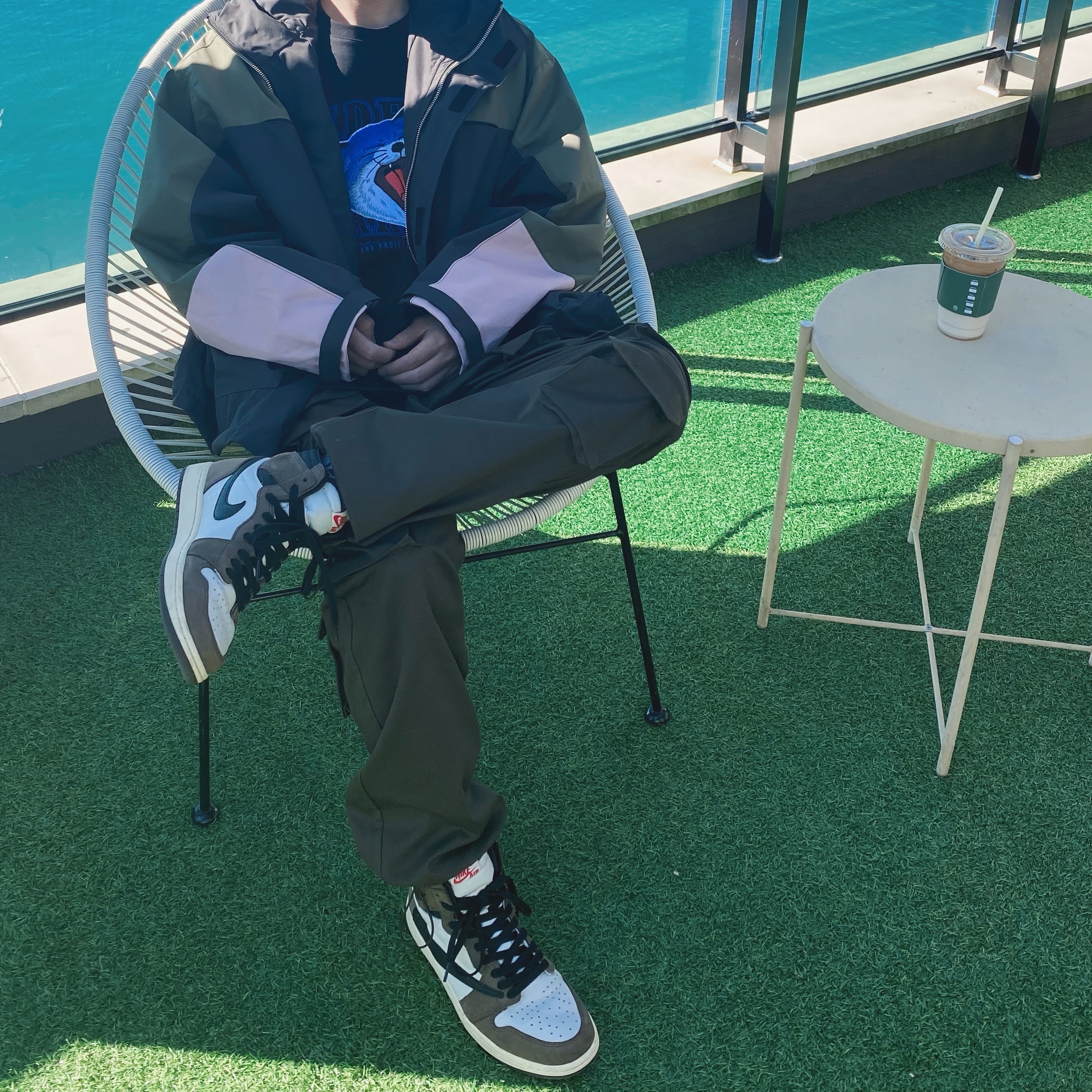 Jordan 1 x Travis Scott Retro High OG SP Mocha, Maison Kitsune x Ader Error Yawn Fox T-Shirt Black 착용 스타일 - 1