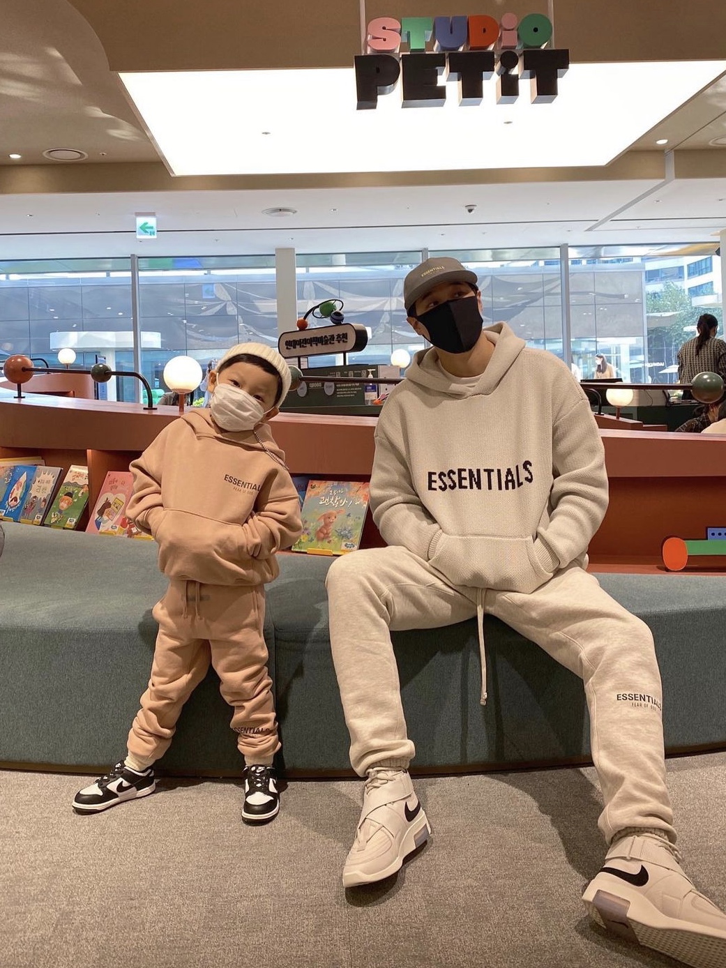 Essentials Sweatpants Oatmeal/Oatmeal Heather/Light Heather Oatmeal 2020, Essentials Knit Hoodie Oatmeal - 20FW 착용 스타일 - 2