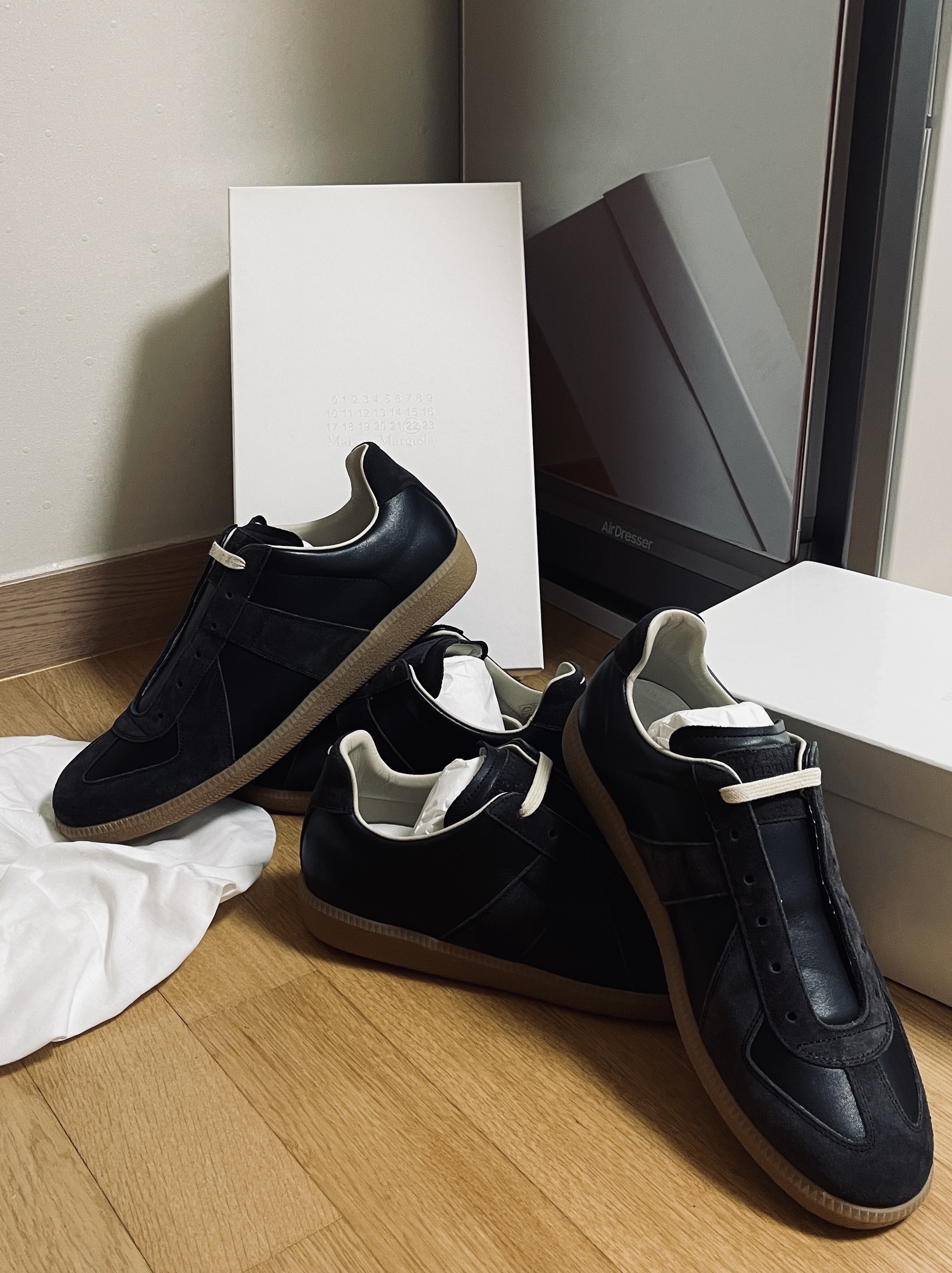 Maison Margiela Calfskin Replica Sneakers Black, Maison Margiela Replica Paint Drop Sneakers Black 착용 스타일 - 1