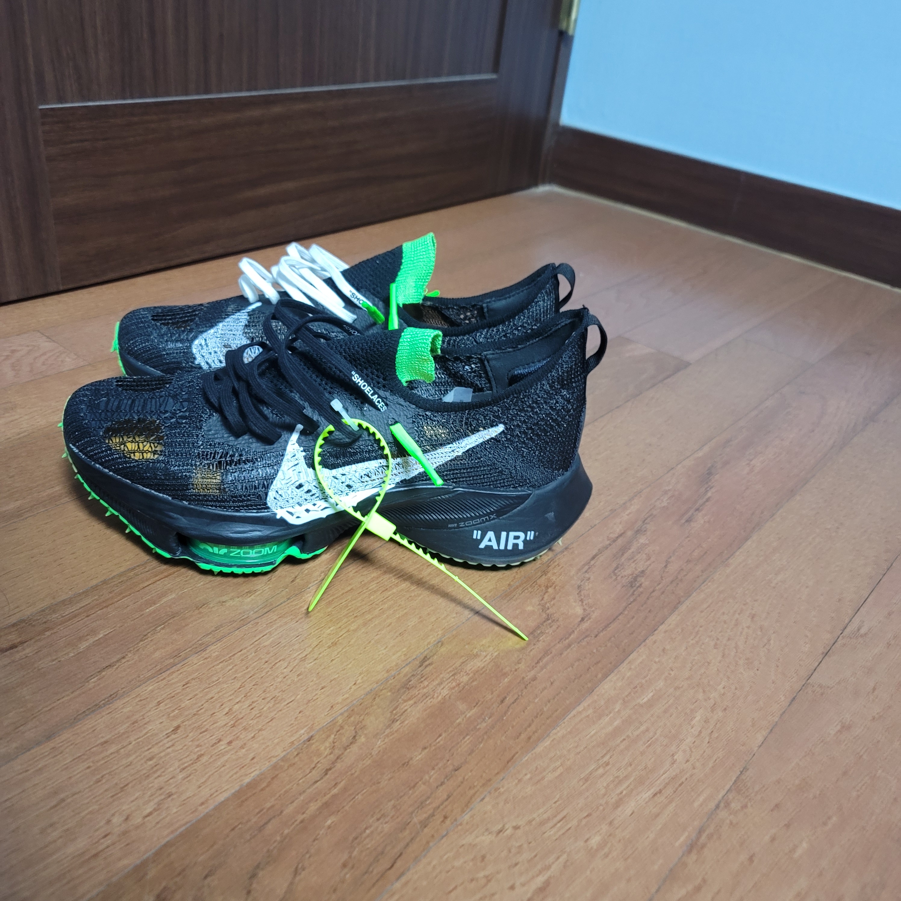 Nike x Off-White Air Zoom Tempo Next% Black 착용 스타일 - 2